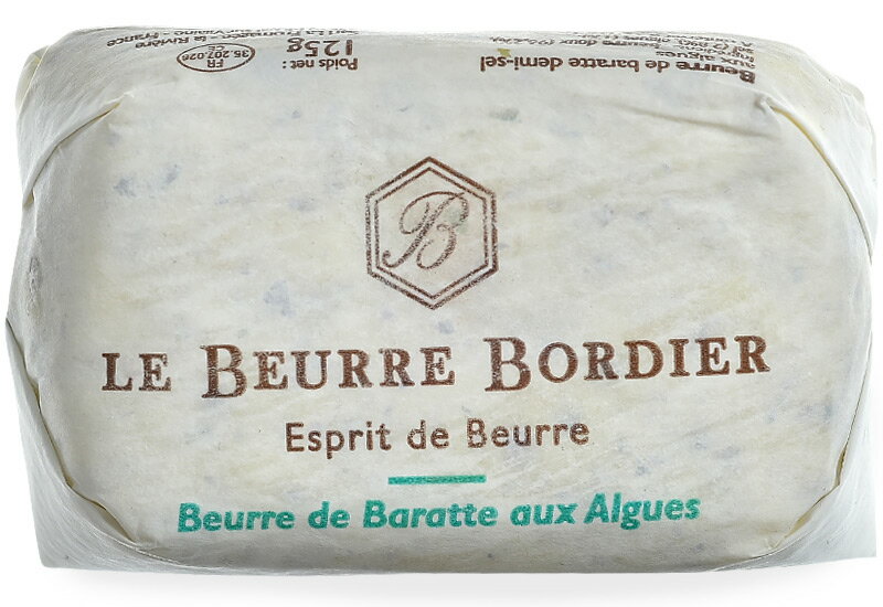 ＜＜ ITEM INFORMATION ＞＞ 名称 フランス産 ボルディエ［Bordier］バター 海藻 商品詳細 数種の海藻を練りこんだバターです。ヨードを感じさせる海藻の香り、赤・緑・黒の海藻の色彩が彩を添えます。 魚介類との相性が抜群ですが、レアの赤身肉に合わせると驚きのマリアージュをお楽しみいただけます。 原材料名 生乳、食塩、海藻ミックス 内容量 125g 賞味期限 2週間前後 保存方法 10℃以下（要冷蔵） 原産国名 フランス 輸入者 フレンチF＆Bジャパン株式会社 東京都品川区荏原1-19-17 出荷日/着日 配送方法 基本冷蔵/冷凍配送も可 同梱包 冷蔵/冷凍配送可能な商品と同梱が可能です。 ※予約商品との同梱の場合は、予約商品の発送日にあわせて発送させていただきます。 備考 ※写真はイメージです。実際にお届けの商品は形状やパッケージが異なる場合があります。Le Beurre BORDIER ボルディエ ジャン・イヴ・ボルディエ氏が手がける、ブルターニュ地方で生息している牛の乳を使用し、木製撹拌槽を使った伝統製法で3日間もの時間をかけ丁寧に作られる上質バターです。 ツゲ材の木ベラで一つ一つ特有の形に手作業で成形されるボルディエのバターは、ミルクの上質な味わい風味が濃厚かつ繊細で、星付きレストランや一流ホテルなどでも採用されており高品質バターとして有名です。 ボルディエ バター 海藻 Le beurre aux algues 125g 【Algues 海藻入り】 数種の海藻を練りこんだバターです。ヨードを感じさせる海藻の香り、赤・緑・黒の海藻の色彩が彩を添えます。 魚介類との相性が抜群ですが、レアの赤身肉に合わせると驚きのマリアージュをお楽しみいただけます。 3日間かけて作る丁寧な製法!! ミルクの風味が生きている フランス産の発酵バターといえばエシレかボルディエと連想するほどに今や日本でも人気の高い発酵バターです。日本の高級なフレンチなどではお目にかかる事もしばしば。 ブルターニュ地方で生息している牛の乳を使用し、17世紀から続く木製撹拌槽を使った伝統製法でバターを製造しています。 ごく一般的なバターを作るのに必要な時間は6時間程度ですが、ボルディエのバターは3日間をかけて丁寧に手作り製法を貫いています。 左の写真をよく見てみると、細かなギザギザ模様が見えます、これはツゲ材の木ベラで一つ一つ特有の形に手作業で成型しているからつく跡なのです。 発酵バターとは？ よくスーパー等で売っている日本の普通のバターと発酵バターは製法に違いがあります。 バターはクリーム（ミルクの脂肪分）をかき混ぜ（撹拌し）て作ります。「発酵バター」はバターの原料となるクリームを乳酸菌の作用により発酵させてから作ります。この発酵というひと手間かかる工程によって、濃厚な風味とコクが生まれ非常にミルクの香り高いバターとなるのです。 独特の柔らかな質感と風味の秘密 昔ながらの手練り作業 牛乳を攪乳しクリームにする→殺菌→熟成→再度攪拌→洗い→練り→加塩→成形。これが一般的なバターの製造工程で、現在では機械で短時間にて行うのが一般的です。 この製法より時間をかけて攪乳・攪拌作業の段階で熟成させるバターを、「ブール・バラット（Beurre baratte）」と言います。 さらに、ボルディエのバターは、練りの作業を伝統的な「マラクサージュ（Malaxage）」という手作業で行っています。 木製で半世紀前の年代物の練り機は、バターを練る内側表面とローラー部分が木製の特注品です。バターをローラーで伸ばしては集めて、また伸ばすこの作業を20分ほど続け、昔ながらの手作業で少量ずつバターを練り上げていきます。 有塩の場合は、60ミクロンという細かい海塩を練り合わせます。バターを練り叩くたびに余分な水分「涙」が滲み出してきます。 これらの作業によりボルディエ独特の柔らかな質感と風味が生まれるのです。 ツゲ材の木ベラで一つ一つ特有の形に手作業で成型、包装。仕上げの段階まで手作業で行われる上質バターです。 ■ Le beurre aux algues 海藻入り バターに海藻をたっぷりと練りこんだ特製バター、日本では類を見ない発想と味わいです。個人的には絶妙な塩加減と海の香りがする大好きなフレーバーです。バゲットに塗るのはもちろん。魚と軽く下茹でした野菜をホイルに包んで、仕上げにこの海藻入りバターをひとかけ。魚介類の美味しさを引き立て、濃厚で味わい深いものにしてくれます。 海藻の香りが独特で魚介類との相性が抜群!! ミルクの風味が詰まった 濃厚な発酵バターを召し上がれ ＜＜ ITEM INFORMATION ＞＞ フランス産の発酵バターといえばエシレかボルディエと連想するほどに今や日本でも人気の高い発酵バターです。 日本の高級なフレンチなどではお目にかかる事もしばしば。ブルターニュ地方で生息している牛の乳を使用し、17世紀から続く木製撹拌槽を使った伝統製法でバターを製造しています。 ごく一般的なバターを作るのに必要な時間は6時間程度ですが、ボルディエのバターは3日間をかけて丁寧に手作り製法を貫いています。 よく見てみると、細かなギザギザ模様が見えます、これはツゲ材の木ベラで一つ一つ特有の形に手作業で成型しているからつく跡なのです。 【 バターの保存方法 】 バターの保存温度は5℃前後。ヨーロッパでは常温保存が一般的ですが、湿度や温度の関係で日本では、冷蔵保存をお薦めします。 バターは匂いを吸着しやすいので、冷蔵庫で保存するのも長期間は向きません。すぐに使い切れない場合は冷凍保存も可能です。しっかり密封して冷凍保存すれば風味が損なわれず美味しくお召し上がりいただけます。バターの味が製品の味を左右する、フランスの菓子・パン職人は冷凍して品質を保ったバターを使っています。 お薦めの保存方法は、1週間程度で消費できる分は冷蔵庫で保存し消費して、すぐに食べきれない分は1回分（10〜20g）を小分けして、きっちりラップしてタッパーやジップ付き袋に入れて冷凍庫へ。食べる分だけ解凍して使えば2か月程度は新鮮なバターを楽しめます。 ※冷凍保存は冷蔵保存よりも長持ちしますが、家庭用の冷凍庫は開閉時に温度が変化しやすいので、長期にわたる保存はお薦めしません。 ボルディエ 発酵バター 海藻入り メーカー・ブランド名 Le Beurre Bordier / ボルディエ 生産国 フランス 原材料 生乳、食塩、海藻ミックス 内容量 125g 保存方法 冷蔵保存 ※冷凍保存も可能です。上記保存方法を参照ください。 賞味期限 到着後約2週間（冷蔵） 輸入者 フレンチF&amp;Bジャパン株式会社 東京都品川区荏原1-19-17