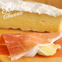 ＜＜ ITEM INFORMATION ＞＞ 名称 ルスティック ブリー 110g 商品詳細 「チーズの王様」と称されるブリーチーズはフランスのブリー地方で約1000年以上前から作られています。 フランスを代表する白カビチーズであり、クセが少なく濃厚な味わいが特徴的で世界中で大人気のチーズです。日本国内では、白カビチーズと言えば”カマンベールチーズ”のイメージがありますが、実はカマンベールチーズはブリーを真似して作られたチーズです。ブリーチーズは濃厚な味わいから「チーズで出来たお菓子」とも言われ、古くから愛されています。 原材料名 生乳、食塩 内容量 110g 賞味期限 約20日 保存方法 10℃以下（要冷蔵） 原産国名 フランス 輸入者 世界チーズ商会株式会社 大阪府大阪市中央区天満京町3-6 出荷日/着日 配送方法 冷蔵のみ 同梱包 冷蔵配送の商品と同梱が可能です。 ※予約商品との同梱の場合は、予約商品の発送日にあわせて発送させていただきます。 備考 ※写真はイメージです。実際にお届けの商品は形状やパッケージが異なる場合があります。フランス代表チーズ「ブリー」 華やかなコク、まろやかでクリーミーな味わい 「チーズの王様」と称されるブリーチーズはフランスのブリー地方で約1000年以上前から作られています。 フランスを代表する白カビチーズであり、クセが少なく濃厚な味わいが特徴的で世界中で大人気のチーズです。日本国内では、白カビチーズと言えば”カマンベールチーズ”のイメージがありますが、実はカマンベールチーズはブリーを真似して作られたチーズです。ブリーチーズは濃厚な味わいから「チーズで出来たお菓子」とも言われ、古くから愛されています。 すぐに食べたい!!そんな気持ちをグっと抑えて!!室温で30分ほどブリーを置いてください。そうする事によりブリー本来のもっちりした食感と、ミルクの風味が引き立つんです。 まずは、そのままカットしてパクリ!!といっちゃってください。 他にはバケットサンドに、生ハムに包んで、クラッカーにのせて、サラダにトッピングして、パン粉をつけてフライにしても抜群!! 「チーズの王様」と称される 古くから愛される大人気のチーズ 幅広く活躍できるブリーチーズですが、やはりオススメはそのまま食べる事です。 ブリーチーズの気品溢れる香りや味わいを存分に楽しむことが出来ます。 カマンベールと比べるとクセも塩分も少ないので、フランスパンやクラッカーと一緒に食べられる事も多く、生ハムとブリーチーズのバゲットは簡単に作れ、とても美味しい一品です。 また、黒コショウを少し振りかけたり、メープルシロップをかけて食べてもひと味違う味わいが楽しめます。 【お酒とマッチ】 ワイン・ビール・ウィスキー 【パンとマッチ】 バゲット・クラッカー