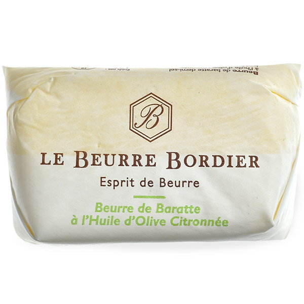 ＜＜ ITEM INFORMATION ＞＞ 名称 フランス産 ボルディエ［Bordier］バター オリーブオイル＆レモン 商品詳細 オリーブオイルとバターの夢の組み合わせ。レモン風味のオリーブオイルが滑らかさを添える爽やかな後味のバターです。 ホタテ貝のポワレ、シンプルにスチームした野菜などに乗せれば文句なしの美味しさです。 原材料名 生乳、オリーブオイル、食塩、レモン 内容量 125g 賞味期限 2週間前後 保存方法 10℃以下（要冷蔵） 原産国名 フランス 輸入者 フレンチF＆Bジャパン株式会社 東京都品川区荏原1-19-17 出荷日/着日 配送方法 基本冷蔵/冷凍配送も可 同梱包 冷蔵/冷凍配送可能な商品と同梱が可能です。 ※予約商品との同梱の場合は、予約商品の発送日にあわせて発送させていただきます。 備考 ※写真はイメージです。実際にお届けの商品は形状やパッケージが異なる場合があります。Le Beurre BORDIER ボルディエ ジャン・イヴ・ボルディエ氏が手がける、ブルターニュ地方で生息している牛の乳を使用し、木製撹拌槽を使った伝統製法で3日間もの時間をかけ丁寧に作られる上質バターです。 ツゲ材の木ベラで一つ一つ特有の形に手作業で成形されるボルディエのバターは、ミルクの上質な味わい風味が濃厚かつ繊細で、星付きレストランや一流ホテルなどでも採用されており高品質バターとして有名です。 ボルディエ バター オリーブオイル＆レモン Le beurre a l'huile d'olive citron 125g 【レモン風味のオリーブオイル】 オリーブオイルとバターの夢の組み合わせ。レモン風味のオリーブオイルが滑らかさを添える爽やかな後味のバターです。 ホタテ貝のポワレ、シンプルにスチームした野菜などに乗せれば文句なしの美味しさです。 3日間かけて作る丁寧な製法!! ミルクの風味が生きている フランス産の発酵バターといえばエシレかボルディエと連想するほどに今や日本でも人気の高い発酵バターです。日本の高級なフレンチなどではお目にかかる事もしばしば。 ブルターニュ地方で生息している牛の乳を使用し、17世紀から続く木製撹拌槽を使った伝統製法でバターを製造しています。 ごく一般的なバターを作るのに必要な時間は6時間程度ですが、ボルディエのバターは3日間をかけて丁寧に手作り製法を貫いています。 左の写真をよく見てみると、細かなギザギザ模様が見えます、これはツゲ材の木ベラで一つ一つ特有の形に手作業で成型しているからつく跡なのです。 発酵バターとは？ よくスーパー等で売っている日本の普通のバターと発酵バターは製法に違いがあります。 バターはクリーム（ミルクの脂肪分）をかき混ぜ（撹拌し）て作ります。「発酵バター」はバターの原料となるクリームを乳酸菌の作用により発酵させてから作ります。この発酵というひと手間かかる工程によって、濃厚な風味とコクが生まれ非常にミルクの香り高いバターとなるのです。 独特の柔らかな質感と風味の秘密 昔ながらの手練り作業 牛乳を攪乳しクリームにする→殺菌→熟成→再度攪拌→洗い→練り→加塩→成形。これが一般的なバターの製造工程で、現在では機械で短時間にて行うのが一般的です。 この製法より時間をかけて攪乳・攪拌作業の段階で熟成させるバターを、「ブール・バラット（Beurre baratte）」と言います。 さらに、ボルディエのバターは、練りの作業を伝統的な「マラクサージュ（Malaxage）」という手作業で行っています。 木製で半世紀前の年代物の練り機は、バターを練る内側表面とローラー部分が木製の特注品です。バターをローラーで伸ばしては集めて、また伸ばすこの作業を20分ほど続け、昔ながらの手作業で少量ずつバターを練り上げていきます。 有塩の場合は、60ミクロンという細かい海塩を練り合わせます。バターを練り叩くたびに余分な水分「涙」が滲み出してきます。 これらの作業によりボルディエ独特の柔らかな質感と風味が生まれるのです。 ツゲ材の木ベラで一つ一つ特有の形に手作業で成型、包装。仕上げの段階まで手作業で行われる上質バターです。 ■ Le beurre a l'huile d'olive citron レモン風味のオリーブオイル入り バターにレモンとオリーブオイルを練りこんだ特製バター、日本では類を見ない発想と味わいです。シチリアレモンがさっぱり爽やかな味わい、EXVオリーブオイルがマイルドな味わいを引き立てています。軽やかな後味なのでお肉料理との相性も抜群です。 爽やかで軽い味わいが肉料理にもピッタリ!! ミルクの風味が詰まった 濃厚な発酵バターを召し上がれ ＜＜ ITEM INFORMATION ＞＞ フランス産の発酵バターといえばエシレかボルディエと連想するほどに今や日本でも人気の高い発酵バターです。 日本の高級なフレンチなどではお目にかかる事もしばしば。ブルターニュ地方で生息している牛の乳を使用し、17世紀から続く木製撹拌槽を使った伝統製法でバターを製造しています。 ごく一般的なバターを作るのに必要な時間は6時間程度ですが、ボルディエのバターは3日間をかけて丁寧に手作り製法を貫いています。 よく見てみると、細かなギザギザ模様が見えます、これはツゲ材の木ベラで一つ一つ特有の形に手作業で成型しているからつく跡なのです。 【 バターの保存方法 】 バターの保存温度は5℃前後。ヨーロッパでは常温保存が一般的ですが、湿度や温度の関係で日本では、冷蔵保存をお薦めします。 バターは匂いを吸着しやすいので、冷蔵庫で保存するのも長期間は向きません。すぐに使い切れない場合は冷凍保存も可能です。しっかり密封して冷凍保存すれば風味が損なわれず美味しくお召し上がりいただけます。バターの味が製品の味を左右する、フランスの菓子・パン職人は冷凍して品質を保ったバターを使っています。 お薦めの保存方法は、1週間程度で消費できる分は冷蔵庫で保存し消費して、すぐに食べきれない分は1回分（10〜20g）を小分けして、きっちりラップしてタッパーやジップ付き袋に入れて冷凍庫へ。食べる分だけ解凍して使えば2か月程度は新鮮なバターを楽しめます。 ※冷凍保存は冷蔵保存よりも長持ちしますが、家庭用の冷凍庫は開閉時に温度が変化しやすいので、長期にわたる保存はお薦めしません。 ボルディエ 発酵バター レモン風味オリーブオイル メーカー・ブランド名 Le Beurre Bordier / ボルディエ 生産国 フランス 原材料 生乳、オリーブオイル、食塩、レモン 内容量 125g 保存方法 冷蔵保存 ※冷凍保存も可能です。上記保存方法を参照ください。 賞味期限 到着後約2週間（冷蔵） 輸入者 フレンチF&amp;Bジャパン株式会社 東京都品川区荏原1-19-17
