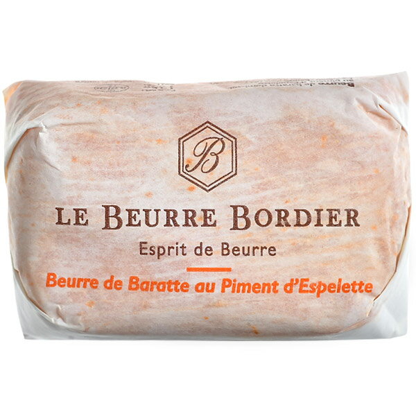 ＜＜ ITEM INFORMATION ＞＞ 名称 フランス産 ボルディエ［Bordier］バター ピマン エスプレット 商品詳細 バスク地方エスプレット産唐辛子が絶妙なアクセント。 香り高く色も美しいピマン・エスプレットのニュアンスでバターの美味しさがいっそう引き立ちます。 じゃがいものピューレに混ぜたり、グリルした牛ステーキとの相性が抜群です!! 原材料名 生乳、食塩、唐辛子 内容量 125g 賞味期限 2週間前後 保存方法 10℃以下（要冷蔵） 原産国名 フランス 輸入者 フレンチF＆Bジャパン株式会社 東京都品川区荏原1-19-17 出荷日/着日 配送方法 基本冷蔵/冷凍配送も可 同梱包 冷蔵/冷凍配送可能な商品と同梱が可能です。 ※予約商品との同梱の場合は、予約商品の発送日にあわせて発送させていただきます。 備考 ※写真はイメージです。実際にお届けの商品は形状やパッケージが異なる場合があります。Le Beurre BORDIER ボルディエ ジャン・イヴ・ボルディエ氏が手がける、ブルターニュ地方で生息している牛の乳を使用し、木製撹拌槽を使った伝統製法で3日間もの時間をかけ丁寧に作られる上質バターです。 ツゲ材の木ベラで一つ一つ特有の形に手作業で成形されるボルディエのバターは、ミルクの上質な味わい風味が濃厚かつ繊細で、星付きレストランや一流ホテルなどでも採用されており高品質バターとして有名です。 ボルディエ バター ピマン エスプレット Le beurre au piment d'espelette 125g 【エスプレット産 唐辛子入り】 バスク地方エスプレット産唐辛子が絶妙なアクセント。 香り高く色も美しいピマン・エスプレットのニュアンスでバターの美味しさがいっそう引き立ちます。 じゃがいものピューレに混ぜたり、グリルした牛ステーキとの相性が抜群です!! 3日間かけて作る丁寧な製法!! ミルクの風味が生きている フランス産の発酵バターといえばエシレかボルディエと連想するほどに今や日本でも人気の高い発酵バターです。日本の高級なフレンチなどではお目にかかる事もしばしば。 ブルターニュ地方で生息している牛の乳を使用し、17世紀から続く木製撹拌槽を使った伝統製法でバターを製造しています。 ごく一般的なバターを作るのに必要な時間は6時間程度ですが、ボルディエのバターは3日間をかけて丁寧に手作り製法を貫いています。 左の写真をよく見てみると、細かなギザギザ模様が見えます、これはツゲ材の木ベラで一つ一つ特有の形に手作業で成型しているからつく跡なのです。 発酵バターとは？ よくスーパー等で売っている日本の普通のバターと発酵バターは製法に違いがあります。 バターはクリーム（ミルクの脂肪分）をかき混ぜ（撹拌し）て作ります。「発酵バター」はバターの原料となるクリームを乳酸菌の作用により発酵させてから作ります。この発酵というひと手間かかる工程によって、濃厚な風味とコクが生まれ非常にミルクの香り高いバターとなるのです。 独特の柔らかな質感と風味の秘密 昔ながらの手練り作業 牛乳を攪乳しクリームにする→殺菌→熟成→再度攪拌→洗い→練り→加塩→成形。これが一般的なバターの製造工程で、現在では機械で短時間にて行うのが一般的です。 この製法より時間をかけて攪乳・攪拌作業の段階で熟成させるバターを、「ブール・バラット（Beurre baratte）」と言います。 さらに、ボルディエのバターは、練りの作業を伝統的な「マラクサージュ（Malaxage）」という手作業で行っています。 木製で半世紀前の年代物の練り機は、バターを練る内側表面とローラー部分が木製の特注品です。バターをローラーで伸ばしては集めて、また伸ばすこの作業を20分ほど続け、昔ながらの手作業で少量ずつバターを練り上げていきます。 有塩の場合は、60ミクロンという細かい海塩を練り合わせます。バターを練り叩くたびに余分な水分「涙」が滲み出してきます。 これらの作業によりボルディエ独特の柔らかな質感と風味が生まれるのです。 ツゲ材の木ベラで一つ一つ特有の形に手作業で成型、包装。仕上げの段階まで手作業で行われる上質バターです。 ■ Le beurre au piment d'espelette エスプレット産唐辛子入り ボルディエの有塩バターにバスク地方エスプレット産の唐辛子を練りこみました。ピリリとアクセントの効いたバターは日本では類を見ない発想と味わいです。肉料理にも相性抜群です!! ピリリとスパイシーな味わいとバターの風味が特徴的!! ミルクの風味が詰まった 濃厚な発酵バターを召し上がれ ＜＜ ITEM INFORMATION ＞＞ フランス産の発酵バターといえばエシレかボルディエと連想するほどに今や日本でも人気の高い発酵バターです。 日本の高級なフレンチなどではお目にかかる事もしばしば。ブルターニュ地方で生息している牛の乳を使用し、17世紀から続く木製撹拌槽を使った伝統製法でバターを製造しています。 ごく一般的なバターを作るのに必要な時間は6時間程度ですが、ボルディエのバターは3日間をかけて丁寧に手作り製法を貫いています。 よく見てみると、細かなギザギザ模様が見えます、これはツゲ材の木ベラで一つ一つ特有の形に手作業で成型しているからつく跡なのです。 【 バターの保存方法 】 バターの保存温度は5℃前後。ヨーロッパでは常温保存が一般的ですが、湿度や温度の関係で日本では、冷蔵保存をお薦めします。 バターは匂いを吸着しやすいので、冷蔵庫で保存するのも長期間は向きません。すぐに使い切れない場合は冷凍保存も可能です。しっかり密封して冷凍保存すれば風味が損なわれず美味しくお召し上がりいただけます。バターの味が製品の味を左右する、フランスの菓子・パン職人は冷凍して品質を保ったバターを使っています。 お薦めの保存方法は、1週間程度で消費できる分は冷蔵庫で保存し消費して、すぐに食べきれない分は1回分（10〜20g）を小分けして、きっちりラップしてタッパーやジップ付き袋に入れて冷凍庫へ。食べる分だけ解凍して使えば2か月程度は新鮮なバターを楽しめます。 ※冷凍保存は冷蔵保存よりも長持ちしますが、家庭用の冷凍庫は開閉時に温度が変化しやすいので、長期にわたる保存はお薦めしません。 ボルディエ 発酵バター エスプレット唐辛子入り メーカー・ブランド名 Le Beurre Bordier / ボルディエ 生産国 フランス 原材料 生乳、食塩、唐辛子 内容量 125g 保存方法 冷蔵保存 ※冷凍保存も可能です。上記保存方法を参照ください。 賞味期限 到着後約2週間（冷蔵） 輸入者 フレンチF&amp;Bジャパン株式会社 東京都品川区荏原1-19-17