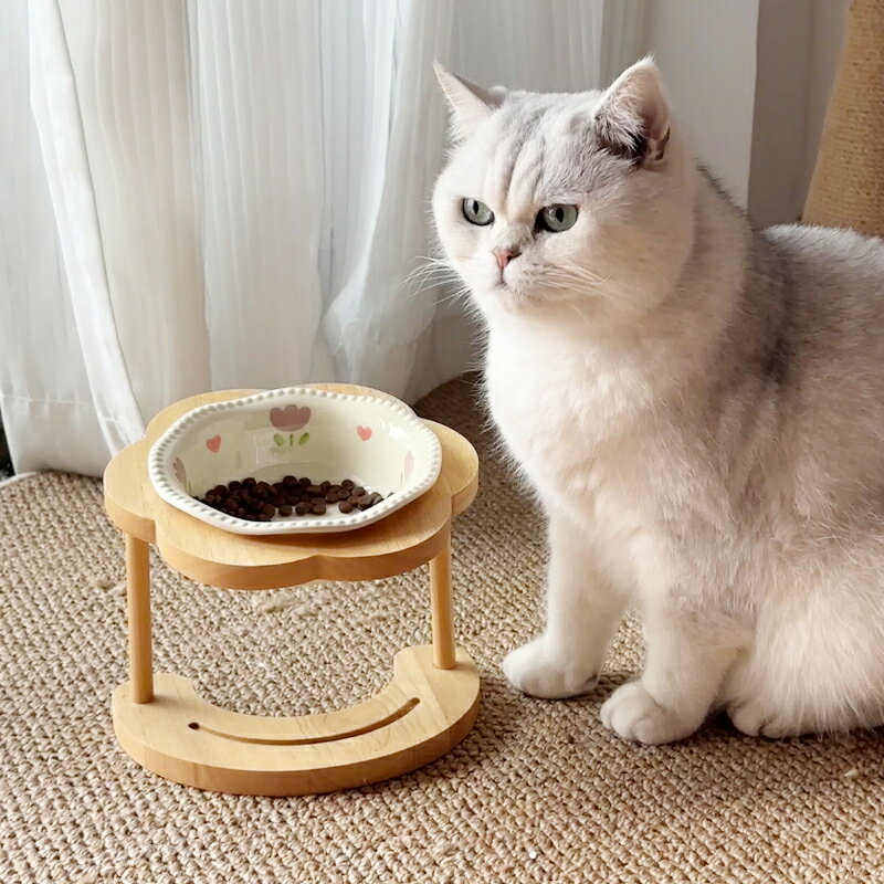 素材：セラミック、木製スタンド木製ハイスタンドで頸部に優しい花型の木製スタンドにセットすることで食器の高さを上げ、無理な姿勢で食事するのを抑え、首の負担を軽減します。食器は簡単に取り外し可能です。セラミック素材 衛生的でお手入れ簡単なめらかなセラミック製。餌のにおいや汚れがこびりつきにくく、丸洗いでサッときれいになります。豊富なかわいい柄展開水玉、チューリップ、イチゴ、藤の花、ハートなどバリエーションが豊富。お部屋のインテリアに馴染むクリーム風デザインです。