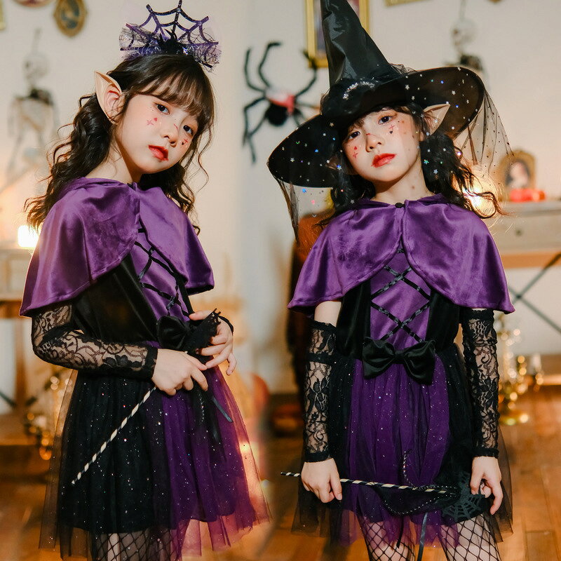 商品名：キッズ魔女ワンピース（マントケープ付）ハロウィンコスチューム素材：ポリエステル、スパンコール入りチュール、レースハロウィンに大人気！キラキラ魔女コスチュームパープルを基調にした子供向け魔女ドレスです。肩にかけるショートケープがセットになっており、簡単に本格的な魔女の雰囲気を演出できます。【活躍シーン】ハロウィンパーティーの仮装コスプレ幼稚園小学校の学芸会、お遊戯会、ステージ発表フォト撮影、テーマイベント、クリスマスパーティー