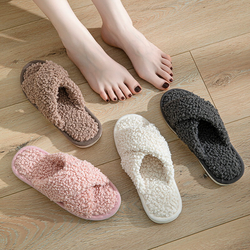 靴底の素材：PVCアッパー材質：パイル材質対象性別：女性厚み：厚手パターン：クロスバンド適用シーン：家庭用靴先形状：オープントゥヒール形状：半円スタイル：オープントゥソール技術：手縫い開口深さ: 1 ~ 3cmインソール材質：人工毛中身材質：その他スリッパの種類：足指スリッパ適用グループタイプ：カップル向け靴底の厚さ: 1.5cm～3.5cm中底素材：PVC対象年齢：成人製品カテゴリ：スリッパ / ホームシューズ