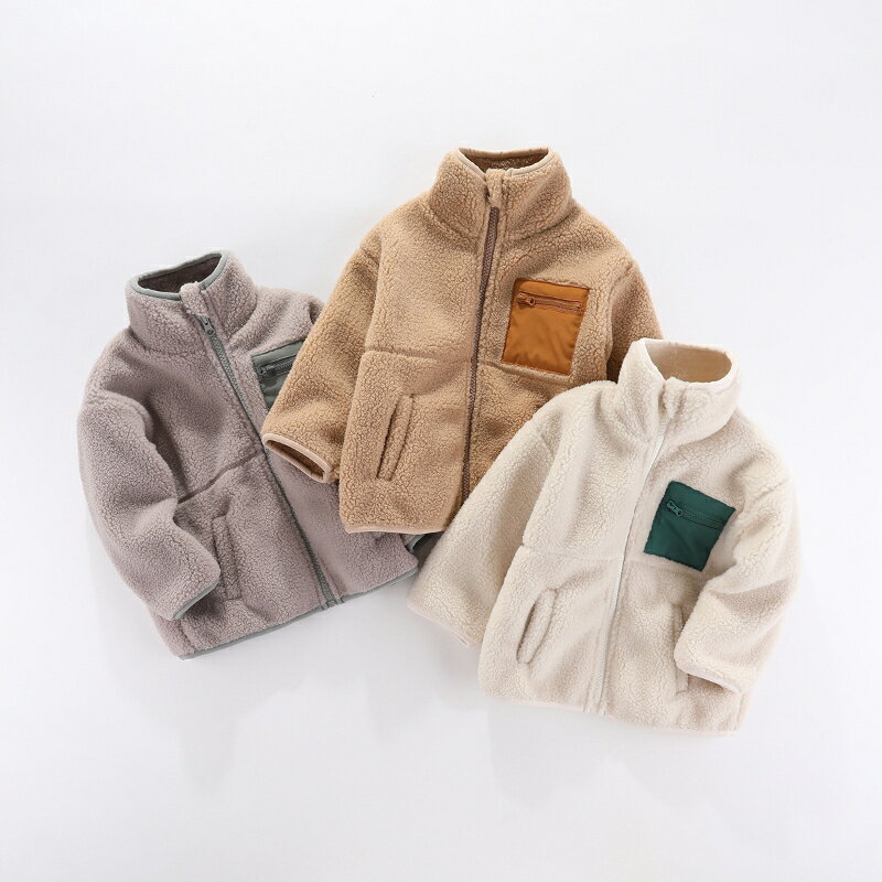 素材：ポリエステルもこもこで柔らかい生地を採用したジップアップトレーナーです。ファスナーで簡単に着脱でき、寒い季節のお子様のお出かけに最適です。