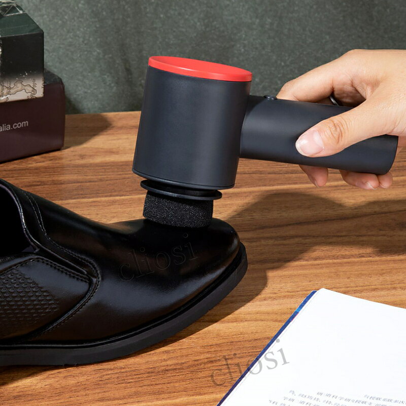 USB 充電式のコードレスハンディ電動靴磨き機。手軽に革靴の汚れ落としやツヤ出しができ、ご家庭や出張先で活躍します。革靴以外の素材（スニーカー、布靴など）には使用しないでください。強く押し付けすぎないようご注意ください。革を傷つける恐れがあります。