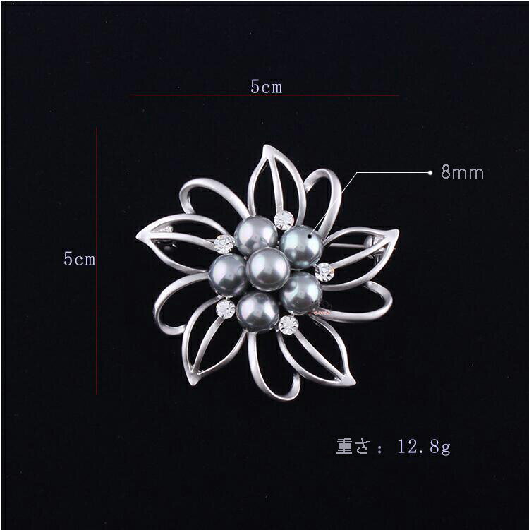 ★☆★さわやかなそよ風を感じさせてくれる★☆★ 繊細な花びらは、1枚1枚丁寧に職人の手仕事によって生み出されています。 花弁にきらめくクリスタルガラスと貝パールの上質な輝きが、梅の花をより生き生きと引き立たせてくれています。 優しいフラワモ...