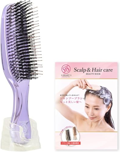 エスハートエス ワールドプレミアムロング スカルプブラシ シャンプーブラシ ヘアブラシ リフトケア ヘアケア 頭皮マッサージ 頭皮ケア 美容師推奨 ギフト エス・ハート・エス S HEART S 公式 ビューティーブック付き (パープル)・✅【累計数】スカルプブラシシリーズ累計数280万本突破・✅【多数の実績】エス・ハート・エスは世界50か国以上で、ヘアサロン導入数60,000店・✅【インバスもアウトバスでも】シャンプー、トリートメント、ブロー、頭皮のマッサージなど、複数シーンで使えるスカルプブラシ。・✅【心地の良さの秘訣】大人気の「心地良さ」を生み出すのは、長さの違うピンをW植毛しているから。さらに柔らかいながらも強度の異なるナイロンピンを植毛。これにより微妙な強弱が生まれ、絶妙の「心地良さ」で頭皮をブラッシング。・✅【頭皮密着型の設計】頭皮の丸みにぴったりフィットする設計で、どこからブラッシングしてもしっかりキレイに汚れを落とすことが可能。この密着感が抜群の心地よさを生みだす。・✅【572本ピンのスカルプブラシ】 細かく配置された572本のピンが、毎日のシャンプーや頭皮ケアを心地よくします。指洗いに比べて、髪1本1本に対して細かく洗いやすい設計です。・✅【ロングタイプで持ちやすい設計】 サイズは長さ190×幅45×高さ40mm。手にフィットしやすいロングタイプで、日常のヘアケアに取り入れやすい仕様です。・✅【軽量で扱いやすい】 本体重量は約75g。毎日のシャンプー時やブラッシング時にも使いやすい軽さです。・✅【男女兼用で使いやすい】 男性・女性を問わず使いやすく、お好みの色や使用感に合わせて選びやすいスカルプブラシです。ブランド: S・HEART・S(エス・ハート・エス)メーカー: エス・ハート・エス株式会社JAN: 4573113841939