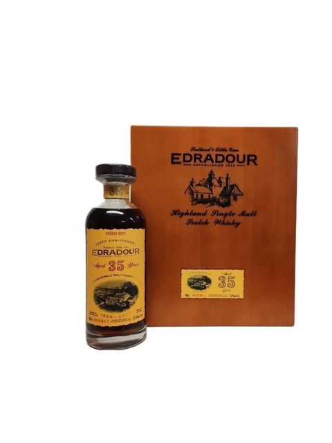 商品説明[モルトウイスキー]　＞ [ハイランド]1st Fill Oloroso Sherry Butt | クリスタルグラス2 脚付 | 限定入荷24 本（総本数：498 本） 1989年9月27日蒸溜、伝統的なダンネージ式熟成庫にて35 年間熟成 今回の目玉は、エドラダワー35 年熟成、ともに「エニグマ」と名付けられた異なる2つのシングルカスクです。 どちらも同時期（1989年9月27日／10月10日）に蒸溜され、オロロソシェリー樽での長期熟成を経て、2025年7月2日にボトリング。 同じ製法で同じ熟成期間を過ごした2樽が、熟成環境の違いで異なる瓶詰め本数・度数・味わいに仕上がるという熟成の神秘（エニグマ）を表現した記念すべきリリースです。 　