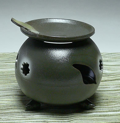 常滑焼陶聖茶香炉（黒色、丸柄）【合計金額次第送料無料】(ロウソク1個付)【父の日 敬老の日ギフト】