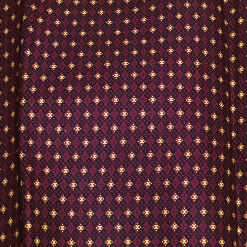 【タイバティック生地 No:23】【小柄（エンジ）】モノグラム柄お得なサイズ短辺105cm×長さ約176cmサイズアジアン生地バティック布地テーブルクロスタイマッサージ