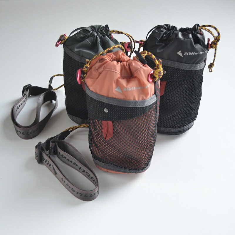 水分補給をスマートに。拡張型テクニカル・ボトルスリング Algir Bottle Sling: Modular Hydration Solution ■ ボトルを選ばない、変幻自在のホールド力 ドローコードの調整により、ペットボトルから広口ボトルまで幅広く対応。単体スリングに加え、背面のトグルでバックパックに直接装着できる機能的な設計です。 Adjustable drawcord ensures a secure fit for various bottle sizes. ■ 驚異の軽さと耐久性を誇る「Retina(R)」 100％リサイクル素材の「Retina(R) 70デニール」を採用。わずか34gという驚きの軽さを実現しながら、引裂きに強い耐久性と撥水性を備えています。 Made with 100% recycled 70D Retina(R) polyamide. Ultra-lightweight yet durable. ■ アクティブな動きを妨げないミニマリズム ショルダーストラップは取り外し可能。フロントのメッシュポケットは小物の収納に便利です。登山からフェス、日常使いまで幅広く寄り添います。 Features a removable strap and a front mesh pocket for small essentials. ━━━━━━━━━━━━━ 【SPEC】製品スペック ━━━━━━━━━━━━━ ・重量：約 34g ・サイズ：幅 11.0 / 高さ 22.0 / マチ 約 2.0～ (cm) ・耐水圧：10,000 mm ※製品の特性上、サイズや重量に若干の個体差が生じる場合がございます。
