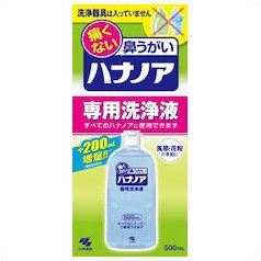 商品の特長 ●鼻の奥までしっかり洗える！ 洗浄液を鼻から入れて口から出すので、鼻の奥深くに付着した雑菌や花粉をしっかり洗い流すことができます。 ●鼻にしみない、痛くない！ 体液に近い成分でできているので、鼻がツーンと痛くなりません。 ●簡単に鼻うがいができる！ ノズルを鼻の穴に入れ、洗浄液を流し込むだけで、簡単に鼻うがいができます。 ●ミントの香りでスッキリ！ 鼻の奥までミントの香りが広がり、スッキリ爽やかになります。 ●「鼻うがい」って何？ 風邪や花粉の季節には、鼻の奥深くまで雑菌や花粉が入りこみます。 鼻の奥に入り込んだ雑菌や花粉を洗い流すには、洗浄液を鼻から入れて、口から出す「鼻うがい」が効果的です。 ●痛くないのはなぜ？ プールの水が鼻に入ると痛いのは、ヒトの体液より成分濃度が低く、鼻粘膜を刺激するからです。ハナノア洗浄液は、成分濃度がヒトの体液に近いので、鼻粘膜を刺激せず、ツーンと痛くなりません。 内容量 500ml ご使用方法 1)洗浄器具に洗浄液を入れ(目安：片鼻につき約10mL)、ノズル部の「うえ」の文字が読める向きに持ち、先端を鼻の穴に軽く入れてください。 (2)軽く上を向き、息をゆっくりはき出しながら、洗浄器具の腹部をつまんで、洗浄液を少しずつ流し込んでください。 ※鼻から吸い込むと、洗浄液が気管支や肺に入るおそれがあるので、自然に流し込んでください。 ※洗浄液は一度に流し込まず、少量ずつ数回に分けて流し込んでください。 (3)口に流れてきた洗浄液をはき出してください。 (4)もう片方の鼻の穴も同様に洗浄した後、ノズルを外し、洗浄器具を洗って乾かし、清潔に保管してください。 成分 ・精製水、塩化ナトリウム、グリセリン、香料、ポリソルベート80、塩化ベンザルコニウム(0.0035％)、エデト酸ナトリウム 文責 登録販売者　大西　隆之 広告文責 (株)フェリックスコーポレーションお客様専用ダイヤル 06-6556-6663 メーカー（製造） 小林製薬株式会社 区分 日本製・一般医療機器 　　 【医薬品使用期限について】医薬品の使用期限は365日以上のあるものをお送りします。【医薬品販売に関する記載事項】（必須記載事項）はこちら