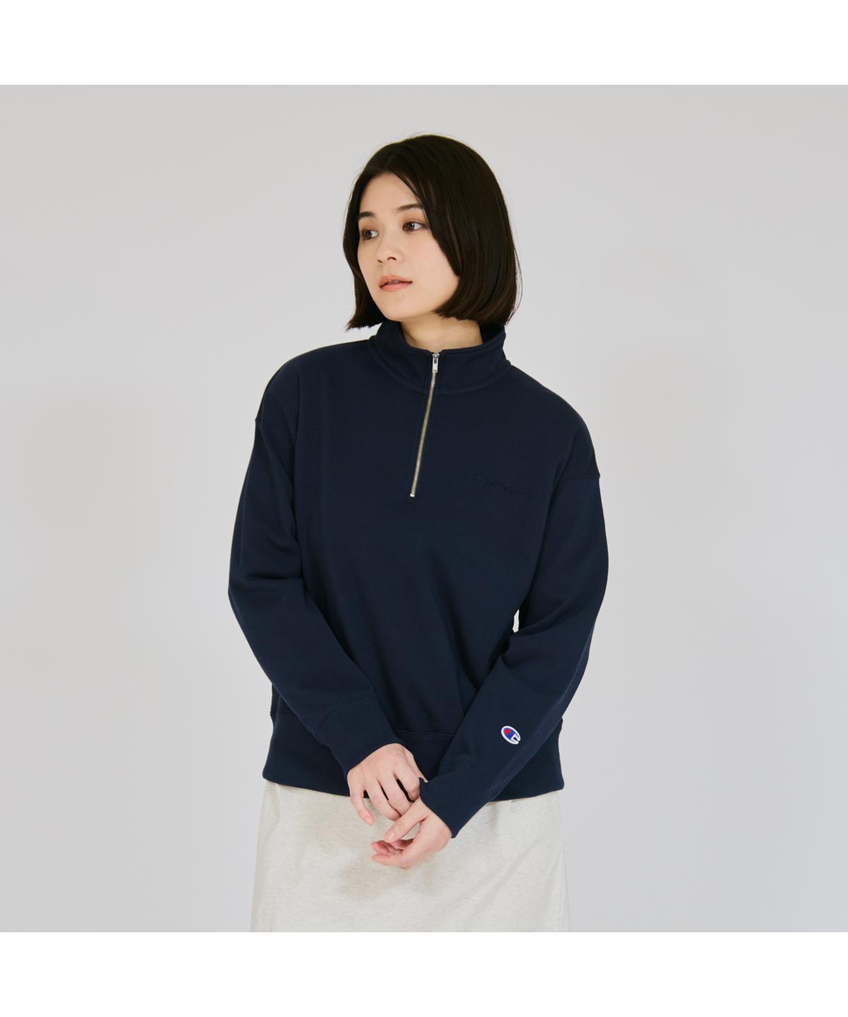 Champion®（チャンピオン）のスウェットシャツは、「ザ キング オブ スウェットシャツ」と評されるほど、世界中の多くのファンに愛されてきました。環境に配慮して生産されたサステナブルなアメリカ綿80％、リサイクルポリエステル20％のライトな裏毛素材を使用。コットンの肌触りの良さとポリエステルの汎用性を活かしたハーフジップスウェットシャツです。肩幅と身幅に少しゆとりを持たせた優しいフィット感。日常に取り入れやすいシンプルなデザインで、シーンやシーズンを選ばず着用できるユーティリティアイテムです。左胸にボディカラーと同系色のChampionロゴ刺繍入り。同素材を使用したロングパンツ（CW-D209）、ロングスカート（CW-D210）も展開しているので、セットアップでの着用もオススメです。【モデル情報】ネイビー/身長 163cm/着用サイズ M 【重要】追加のご注文や複数のご注文の発送について ご注文完了後の追加注文・複数の注文を1つにまとめて発送することはできません。 ご注文完了前に、ご注文内容・個数をご確認ください。・メーカー希望小売価格はメーカーカタログに基づいて掲載していますネイビー アッシュグレー ブラック ライム 素材 Light Weight French Terry 本体：コットン80％ ポリエステル20％ リブ部分：コットン98％ ポリウレタン2％ 製造国 カンボジア サイズML肩幅50cm52cm 袖丈51cm53cm 身丈58cm60cm 身幅53cm55cm サイズはアメリカ企画サイズではなく、日本企画サイズです。 実際のサイズと若干の誤差が生じる場合がございます。 弊社では±2cmまでを許容範囲としております。 洗濯により若干の縮みがございます。 モニタなどの環境で、写真と実際の商品とは色が多少異なる場合があります。