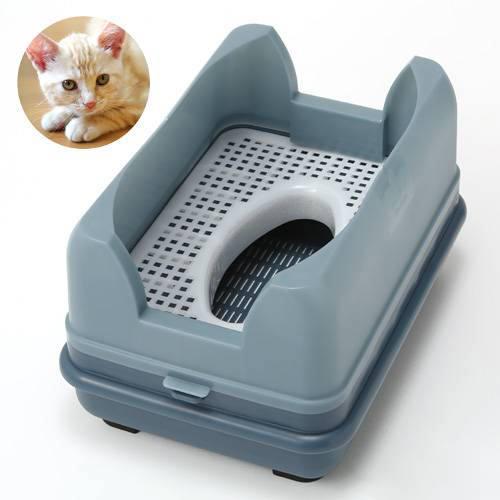 メーカー：Aukatz品番：ACP-BG愛されて10年のキャットワレ！キャットワレ　ブルーグレー　猫　トイレ対象猫特長●猫砂が飛び散らないオマル形だからどんなに掘っても砂が外に飛び散りません。場所をとる砂落としマットがトイレの中にセットされているので、手に付いた砂もトイレの中に落ちていきます。外枠のガードが砂の付いた手を振っても外への飛び散りを最小限に抑えます。●オマル型だから省スペースでも大丈夫オマル型だから猫が座れるだけのスペースでOK。なんとb4判の紙とほぼ同じサイズです。砂場に座って用を足さないので、大きなトイレはいりません。尿はすぐに砂を透過して、スノコの下に吸収されます。使用する猫砂も少量で経済的、当然廃棄するゴミの量も少なくて環境にも優しいエコトイレでもあるのです。●お部屋から猫の強烈な尿の臭いもシャットアウト尿をスノコの中の猫砂で蓋をする構造なので、お部屋への臭い漏れを強力に防ぎます。1頭飼いですと、尿の色や量の変化をいつでもチェックできますので、愛猫の健康管理に役立ちます。 ●お掃除も簡単トイレ本体のパーツも細かくわかれていますので、汚れたパーツだけを簡単に洗うことができ、いつも清潔に使えます。 1頭飼いなら1日1回糞の始末を、尿は製品によりますが、ペットシーツ（市販のSサイズ：約33×45cm）なら1〜3日に1回、厚いシートタイプのものなら1週間に1回の交換で、手間も軽減されます。セット内容●シーツトレー×1 ●サンドトレー×1●台座×1●砂落とし用マット×1●ガード×1カラーブルーグレーサイズ（約）平面26．5x38x高さ22cm　重量1．3kg重量（約）1．3kg材質ポリプロピレンおよびEVA樹脂（抗菌剤配合＆帯電防止加工）原産国日本オマル式トイレについて●オマル式トイレは、トイレ前に穴を掘り、掘った穴の中に用を足そうと数歩前に出る猫の習性を利用したトイレです。●オマル式トイレへの切り替えが安定するには、個体差により1日〜1ヶ月程度かかります。●愛猫のトイレスタイルやトイレへの拘り具合により、オマル式が合わない場合があります。その場合は、台座及び砂落としマットをはずした状態でご使用ください。ご注意 ※本商品をお使いいただく前に、必ず説明書に目を通して下さい。※本品は猫専用です。用途以外には使用しないでください。※猫の動きが激しくてガードなどが外れやすい場合は、慣れるまでテープ等で固定してご使用ください。※トイレを洗浄したりセットされる時は、指を挟むなど怪我をすることのないよう、お取り扱いに十分なご注意をお願いいたします。 ※設置場所は平坦で安定した場所をお選びください。 ※本品を暖房器具の近くに置いたり、熱湯をかけたりしないでください。人やペットのやけど、火災、製品が変形する恐れがあります。 ※トイレを持ち上げて移動する場合、一番下のシーツトレーから両手で持ち上げてください。片手で持つと、落としたり破損する原因になります。キャットワレ専用　砂落としマット　猫　トイレキャットワレ専用　サンドトレー　ナチュラルベージュ　猫　トイレ1週間消臭・抗菌デオトイレ　取りかえ専用　消臭シート　10枚　5袋セット　ペットシーツ　お一人様2点限り天然素材　簡単まくだけ猫トイレ消臭パウダー　250g　香料不使用　消臭剤 … sfset　_neko　キャットワレ　ブルーグレー　猫　トイレ　システムトイレ　猫用品　オーカッツ　日本製　20131113　MNG　nekotoilet_hontai　4562268380028　ネコトイレ　シンプル　オマル　習性　opa2_choku　y13m11■この商品をお買い上げのお客様は、下記商品もお買い上げです。※この商品には付属しません。■キャットワレ専用　砂落としマット　猫　トイレキャットワレ専用　サンドトレー　ナチュラルベージュ　猫　トイレ1週間消臭・抗菌デオトイレ　取りかえ専用　消臭シート　10枚　5袋セット　ペットシーツ　お一人様2点限り天然素材　簡単まくだけ猫トイレ消臭パウダー　250g　香料不使用　消臭剤