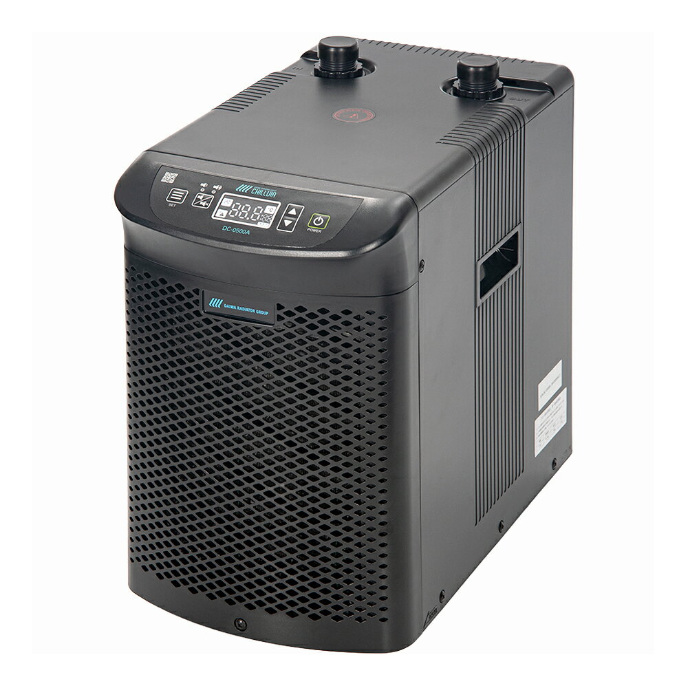 メーカー：大和ラジエーター大和ラヂエーター　CHILLVIA　DC−500A適応水質淡水・海水両用特長●熱交換技術を磨き続けてきた大和ラジエーター製のクーラーです。●長期安定稼働をサポートする2つのアラート機能が搭載されています。●直接塩ビ配管との接続が可能となっており、VP13、VP16に対応しています。 ●12ヶ月の長期保証が標準装備となります。セット内容本体　1個 エルボホースアダプター（13mm、17mm対応）　各2個ずつ塩ビパイプ用ゴムグロメット（VP13、VP16対応）　各2個ずつ仕様●電源：AC　100V　50／60Hz ●冷却水量目安：495L相当（全容量+損失熱量）周囲30℃／設定25℃時 ●消費電力：190／200W ●周囲温度範囲：5〜35℃ ●設定温度範囲：3〜32℃ ●動作温度範囲：±1．0℃ ●水温校正機能：±5．0℃ ●推奨ポンプ流量：500〜2400L／時 ●最大水圧：0．8bar ●接続ホース内径：12mm／16mm ●塩ビ配管接続径：VP13／VP16 ●冷媒：R−134a推奨ポンプエーハイム1250、コンパクトオン1000・2100など※高低差が大きい場合、あるいは殺菌灯など他に抵抗となるものを接続する場合は力に余裕があるポンプをお使いになることをおすすめします。本体サイズ（約）幅248×奥行き430×高さ385mm 電源コード長：1．8m重量（約）11．3kgご注意※本品は観賞魚水槽用クーラーです。目的以外の用途では使用しないでください。※本品は、メーカーより入荷した箱（パッケージ）に送り状を貼付けた状態でのお届けとなる場合がございます。その際、納品書を同封するため、一度箱を開けさせていただきますのでご了承ください。当社の外箱に入れた状態でのお届けをご希望のお客様は、ご注文の際、コメント欄に「無地ダンボール希望」とご記載ください。クーラー故障時の対応について・メーカーに直接送付、修理を依頼して頂く形になります。・修理期間はメーカーに到着から約1週間となります。・保証期間は製品により異なりますが、使用期間にではなく商品到着からの期間となります。【クーラーの発送について】・クーラーのみのご注文の場合、商品外箱に直接送り状を貼り付けての発送となります。・外箱等多少の汚損や傷みが発生する場合がありますのでご了承ください。 ・コンプレッサー式クーラーの場合、お届け先が沖縄県の際、陸送となるためお届けまでにお時間を頂きます。予めご了承ください。■重要■商品破損、故障、延納、誤納、初期不良等から引き起こされた損害（生体の死亡、植物の枯死、及びその他有形無形一切の損失）に関しては、その内容・金額を問わず、一切の責を負いません。高温期のクーラーの停止については水草やエビ（特にビーシュリンプ）への影響が非常に大きい為、予備用の冷却ファンを複数用意されるなど万一に備えて十分な準備を行って下さい。ゼンスイ　水槽用クーラー　ZR−mini　ブラック　〜180L　アクアリウムゼンスイ　水槽用クーラー　ZR−75E　シルバー　〜300L　アクアリウムエーハイム　専用ホース　1m（直径12／16）エーハイム　ホース　3m（直径16／22）エーハイム　吸水パイプ（直径16／22用） … 水槽クーラー　水槽用クーラー　アクアリウム用品　sfset　_aqua　アクア用品　クーラー　夏　冷却　クーラー(単体　クーラー関連　大和ラジエーター　チルビア　20260601　YH　y26m06■この商品をお買い上げのお客様は、下記商品もお買い上げです。※この商品には付属しません。■ゼンスイ　水槽用クーラー　ZR−mini　ブラック　〜180L　アクアリウムゼンスイ　水槽用クーラー　ZR−75E　シルバー　〜300L　アクアリウムエーハイム　専用ホース　1m（直径12／16）エーハイム　ホース　3m（直径16／22）エーハイム　吸水パイプ（直径16／22用）