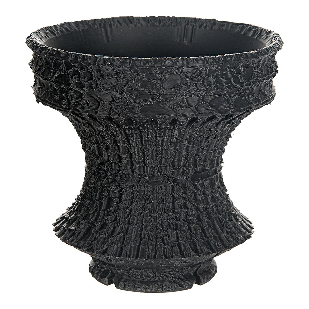 メーカー：plantsgreed優れた通気性と排水性！plantsgreed　PG131351HR　4号鉢特長 ●塊根植物に合わせたマッドブラック色の3Dプリンター鉢です。 ●サークリング防止用のリブ及びリブ内空洞により鉢の中心まで通気性良く 土内に酸素がいきわたるように設計した物です。 ●軽量な為取り扱いもしやすく、機能性にもすぐれた鉢です。 数量1個サイズ（約）直径140×高さ130mm 鉢の厚さ：4mm材質PLA生産国日本ご注意※本品はガーデニング用品です。目的以外の用途では使用しないでください。 ※3Dプリンターで作成している鉢となります。成形上の溝や小さなバリなどがある場合があります。※素材の特性上65℃以上の高温になると変形する恐れがあります。 … 多肉植物　植木鉢　鉢　ガーデニング用品　2250003873455　4号鉢　ガーデニング　園芸用品　園芸　植物　塊根植物　用品　3Dプリンター