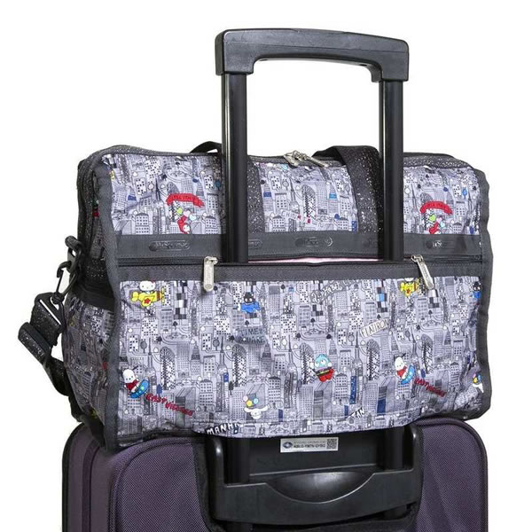 LeSportsac レスポートサック 4318-G732 レディース ボストンバッグ ショルダーバッグ ハローキティ シティ DELUXE MEDIUM WEEKENDER HELLO KITTY CITY