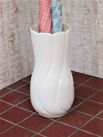 China Products - 陶器傘立て陶器 傘 傘立て 折りたたみ傘 レイングッズ 雨 アンブレラ インテリア アンブレラスタンド 収納 玄関 スタンド 雨具 玄関家具 オフィス家具 業務用家具 受付 モノトーン モダン シンプル 家具 黒 ホワイト ブラック