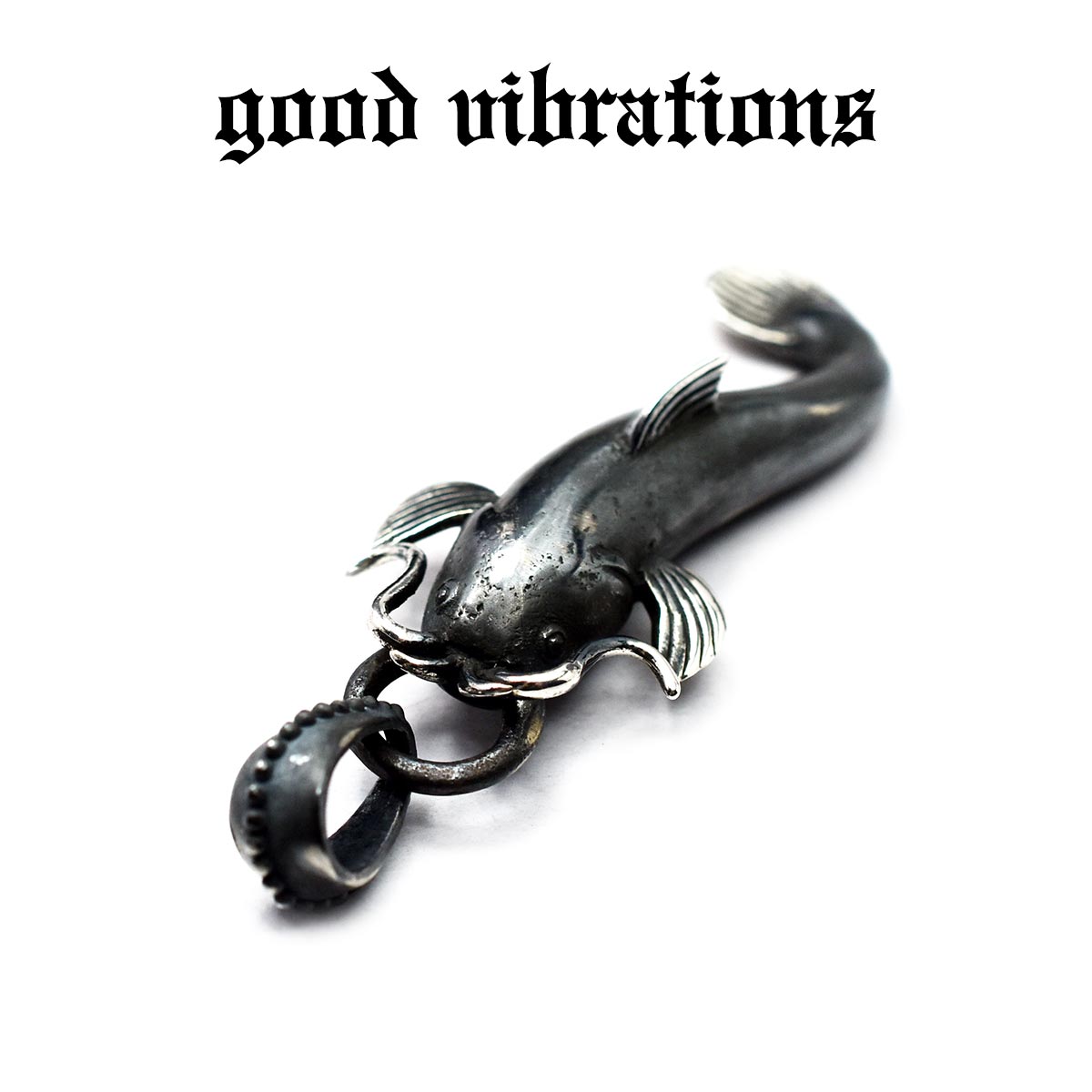 楽天CHAOS Accessory【good vibrations 正規取扱店】【送料無料】グッドバイブレーションズ アウトドア キャンプ 釣り フィッシング 怪魚 キャットフィッシュ ナマズ チャーム ペンダントトップ 燻し イブシ加工 シルバー925 純銀 アクセサリー