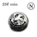 ■商品説明 ■メーカー名：NORTH WORKS　【ノースワークス　オリジナル】■品名：25セントクォーター　コインコンチョ　VINTAGE 25¢ SILVER COIN ワシントン■カラー/素材：Silver900 ■サイズ：本体 / 25mm ■店長コメント U.S ヴィンテージコインの素材の美しさを引き出した製品群で世界的に注目されているブランド、NORTH WORKS（ノース・ワークス）。 ヴィンテージのシルバーコインは、古くはネイティブアメリカンが製作したものや、サンフランシスコなどでヒッピー達がコインをアートとして加工したジュエリーなどが挙げられ、 それらがノース・ワークスのデザインの源流となっている。1点ずつ手作業で作り上げていく製品は、全てに違う表情を持つと同時に、 何年経っても色褪せることのない本物の魅力を備えている。ノース・ワークスは、そんな時代を超えた味わい深いモノ作りに挑む希少なシルバーブランドです。 ■NORTH WORKS（ノース・ワークス）North Cafe &amp; Craftの創業者である橋本氏の技術と意志を受け継いだ4人のクラフトマンが、新たに立ち上げたブランド。 U.S ヴィンテージコインの素材の美しさを引き出した製品群は、古くはネイティブアメリカンが製作したものや、サンフランシスコなどで、 ヒッピー達がコインをアートとして加工したジュエリーなどが、デザインの基礎となり、変わらない本物の価値を持つ、手作りのアイテムとして世界的に評価されています。 1点ずつ手作業で作り上げていくため、それぞれ顔があり、作り手のぬくもりと、何年経っても色褪せることのないヴィンテージ銀貨を、時代を超えて現代につたえています。※サンプル画像になりますので布製ポーチは付属致しませんのでご了承願います。 ■特典 無料にてスペーサーが付きます。 【備考欄にスペーサーの色希望を記載ください】色は タン ブラウン ブラック （記入が無い場合、当店で選ばせていただきます。）素材は繊維密度の高い北米産サドルレザー Wバット判です。装着した際　肉厚な為安物のスペーサーと違い薄くなりにくい高級品です。 ■ラッピング　【楽ギフ_包装】贈り物用にラッピングいたします。色・柄は商品サイズにより変更があります。ギフトプレゼントにもぜひご利用ください。誕生日 誕生日プレゼント 就職 就職祝い 入学 入学祝い 昇進 昇進祝い 記念日 クリスマス バレンタイン 父の日 ■ギフト対応について 類似商品はこちらアメリカ 25セント スマイル＆スター コンチ14,300円アメリカ 25セント スマイル＆スカル コンチ14,300円アメリカ 25セント スマイル＆ハート コンチ14,300円アメリカ 10セント スマイル＆ウィンク コン8,800円アメリカ 50セント スマイル＆ハート コンチ16,500円アメリカ 1ドル モーガン スマイル&ハート 22,000円メンズ 財布 パーツ FUNNY ファニー コ2,200円財布 パーツ FUNNY ファニー コンチョ 1,100円メンズ 財布 パーツ FUNNY ファニー コ1,100円新着商品はこちら2024/3/27ロンソン オイルライター ラッピング8,800円2024/3/26シルバーアクセサリー セーフティーピン ラージ2,640円2024/3/26ゴシッククロス クロスボール コンチョ 十字ク4,620円再販商品はこちら2024/3/27オイルライター 世界で初めてワンタッチ着火のオ8,800円2024/3/27魔女の宅急便 ジジ2 NZ-11 ジッポー オ10,450円2024/3/27紅の豚 ポルコとジーナ NZ-41 ジッポー 10,450円2024/03/27 更新