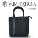 商品名 桂由美　ブラックフォーマルバッグ　YKRE002 ブランド YUMI　KATSURA カラー ブラック 材質 ポリエステル サイズ （約）縦25×横23.5×マチ7cm 立ち上がり12cm 重量 245g 仕様 開：ファスナー式 外：マグネット付ポケット×1 原産国 中国 広告文責：有限会社エーエーエス 048-573-9127