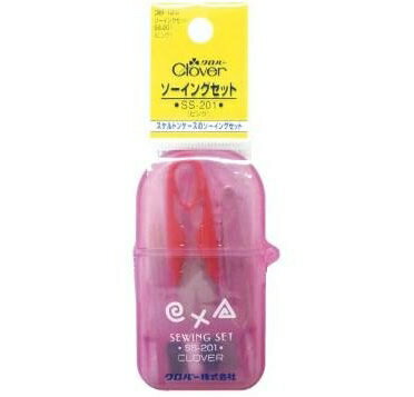 イベントの時になど便利! おしゃれなスケルトンケース入り。 はさみ、ぬい針など中味にもこだわっています。 携帯に便利なコンパクトサイズです。 P.サイズ　48×128×20mm ■生産地：日本 ■素材・成分：ぬい針：鋼 スレダー　本体：アルミニウム 線材：ステンレス 糸切はさみ　刃：ステンレス 柄：ABS樹脂 ボタン：ポリエステル 安全ピン・糸抜：鋼 4色糸巻：ポリエステル ケース・プレート・糸巻ホルダー：ABS樹脂 ■パッケージ：個別袋入り ■商品札：有り