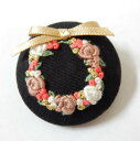 「月見草の森」手刺繍ブローチクリスマスリース(ブラック)メール便発送