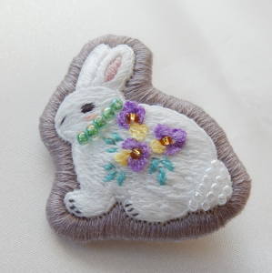 「月見草の森」手刺繍ブローチ花うさぎ・ビオラメール便発送