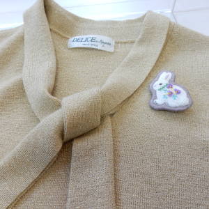「月見草の森」手刺繍ブローチ花うさぎ・ビオラメール便発送