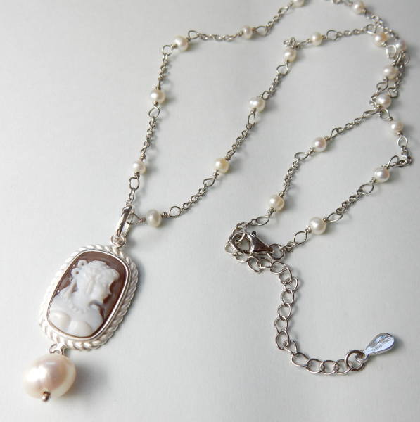 diluca(ディルーカ)カメオ・婦人像とパールのペンダントステーションネックレスシルバー製枠