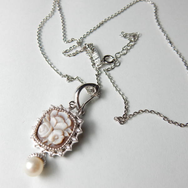 diluca(ディルーカ)カメオ・お花のパール付きペンダントネックレスシルバー製枠