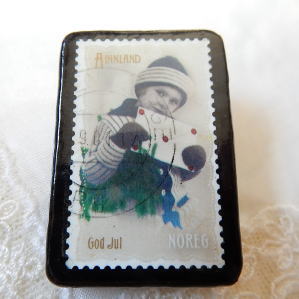 ●【クリスマス切手ブローチ】TANZAWAさんの手作りブローチフィンランド