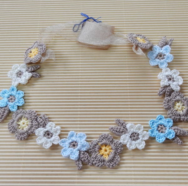 ミセスMさんの上品でお花のネックレス日本製の手編み作品メール便にて発送