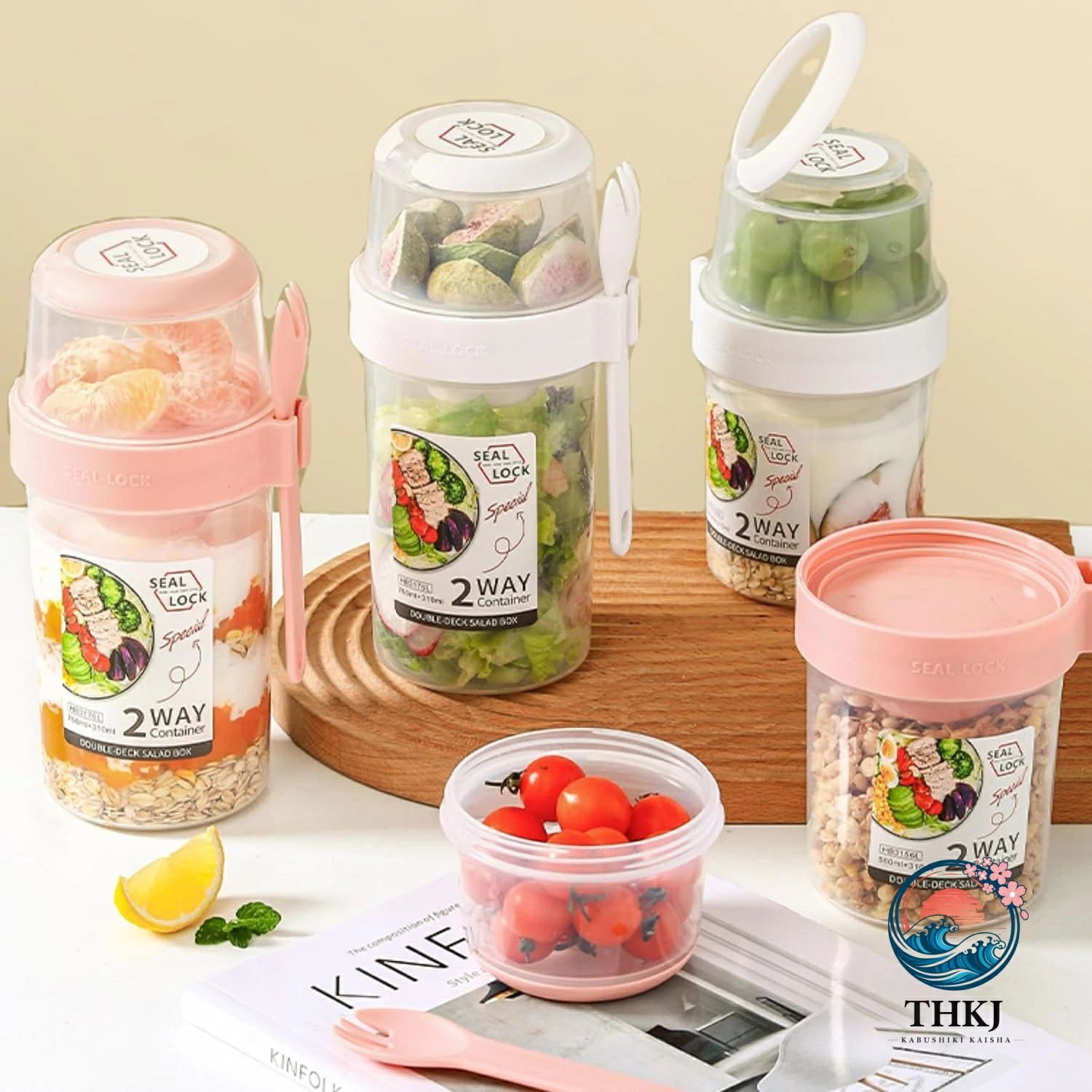 商品説明 サラダを新鮮にキープ！ 🥗密閉デザインで水浸しを防ぎ、いつでも美味しくヘルシーに！ 🍴フォーク付きだからどこでも軽食 ソースボックス付きで、味付けも自由 安全＆エコ 食品グレードのPP＋シリコンで安心＆丈夫 持ち運びラクラク ハンドル付きでお出かけにも最適 2層設計 🥕＋🥦食材を分けて収納、シャキッと美味しい！ 多用途 シリアル、ヨーグルト、サラダにピッタリ💛 仕事や学校、ジムのお供にぜひ！💪😊 特別サービス 大量購入を承っております。詳細については店舗までお問い合わせください。 関連キーワード（本商品の説明ではありません) 弁当箱 サラダカップ サラダポット サラダ容器 フォーク付き ソースカップ付き お弁当カップセット サラダコンテナ ランチジャー フードコンテナ フルーツカップ 蓋付き 軽量 ポータブル 漏れ防止 食品グレードPP 赤ちゃん用 大人用 オフィス用 学校用 ジム用 ピクニック 持ち運び便利 2層設計 分別収納 ヘルシー食事 ダイエット食 ランチボックス おしゃれ お弁当グッズ エコ素材 シェーカーカップ シリアルカップ ヨーグルトカップ ドレッシングカップ