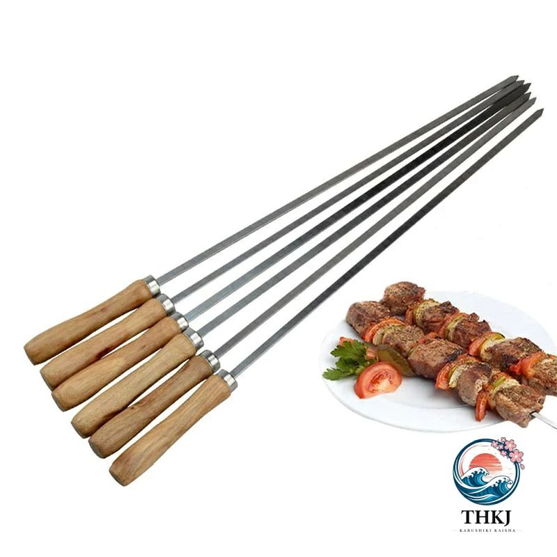 製品情報 ・bbq串のサイズ：総長42cm （ハンドル10cm）幅0.5cm　　 ・セット：12本　 ・材質：ステンレス、木 ・重量(約)：1本50g ・キャンプで簡単使用しています、スーパーの焼き鳥よりも、自宅で作った方が鶏肉も、ネギも新鮮で、好きなものを刺して焼いてます。串から、お肉等が外れる事もなく、美味しく焼けてます。 ・焼き串本体の材質はサビないの高級ステンレスを使用しています、サビる心配がなく安心してお使いいただけます。木製や竹串と違い、ステンレス製の串は再利用可能です。 ・バーベキュー串のハンドルは木制なので熱くならない、バーベキューする時に火傷から守ります。そして、日常的なキズ、腐食に耐えられる設計。 ・平型の串なので、丸い棒状のものより具材が回転しにくく、とても便利です。バーベキュー串の表面が滑らかで、焼き物の残りが串にこびりつきません。