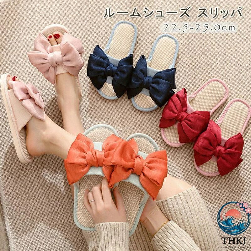 商品情報 【仕様】 ●【素材】麻・PVC　 ●【カラー】写真（ご参考の程度） ●【商品内容】ルームシューズ 室内 スリッパ ●【ヒール】約1.5cm ●【サイズ】 S(36-37)：22.5〜23.0CM 適用程度 M(38-39)：23.5〜24.0CM 適用程度 L(40-41)：24.5〜25.0CM 適用程度 ご注意：250、260、270という表記は靴底の長さを表記しており、サンダルのサイズを表しているものではございません。 スリッパ ルームシューズ 夏用 リボン かわいい おしゃれ レディース 涼しい 麻 リネン 軽い 夏 靴 シンプル 軽量 通気性 来客 メール便 4色 送料無料 【特徴】 お部屋でもおしゃれなルームサンダル！ 4カラーから選べます♪ かわいいリボンで女子力アップ♪ 素足で履いても気持ちいい♪ 履き心地が抜群 【在庫に関して】 在庫数の更新は随時行っておりますが、お買い上げいただいた商品が、品切れになってしまうこともございます。その場合、お客様には必ず連絡をいたしますが、万が一入荷予定がない場合は、キャンセルさせていただく場合もございますことをあらかじめご了承ください。 【納期について】 ◆納期について商品ページに記載されています。ご参考の上でご購入ください。 ◆注文個数によりお届け日が変わることがあります。至急の場合、予め使用希望日をご連絡ください。 ◆天候や交通事情等の都合により配送期間は前後いたします。予めご承知下さいませ。 【返品・交換について】 ◆商品の手配後はご注文内容変更・キャンセルを承ることができなくなりますのでご了承ください。万が一お届け商品がご注文内容と異なったり、欠陥、汚損があった場合、交換、もしくは返金させて頂きます。 【注意事項】 ▲掲数している写真は、ご使用のコンピューター及びスマホのモニターの種類によって、実際の商品のイメージと多少異なることがございます。予めこ了承ください。 ▲ロットによって、製品の色は多少異なりますので、こ了承とこ理解の程よるしくお願いたします。 ▲サイズは素人採寸のため、1-3cm前後の誤差が生じる場合がございます。予めご了承下さいませ。 ▲モニターの発色の具合によって実物とと色が異なる場合がございます。実物に近いカラーはカラーバリエーションをご参考ください。 ▲商品到着時に箱が破損、商品破損、また梱包に異常があった場合は、発送中の破損事故となりますので、受け取り拒否でお願い致します！ ▲商品発送後の住所変更、サイズとカラーの変更、キャンセルはお受けできません。 ▲初期不良品以外の返品、返金はお受けできませんので、予めご了承ください。 ▲イメージ違い、サイズ及びカラーの買い間違えなどによる返品、返金、交換はお受けできません。予めご了承ください。 ▲万一汚れや破損などの不良品が届いた場合、必ず到着日を含め3日以内にご連絡をください。 ▲現在、弊ショップの包装につきましては、簡易包装にて郵送しておりますので、プレゼント用のラッピング包装、熨斗の添付はできません。ご了承の上で、お買い上げください。 ▲輸入品のため、メーカーや仕入先の在庫保管方法の違いや、長距離輸送や航空輸送により、多少細かなキズや汚れ等が見られる場合がございます。