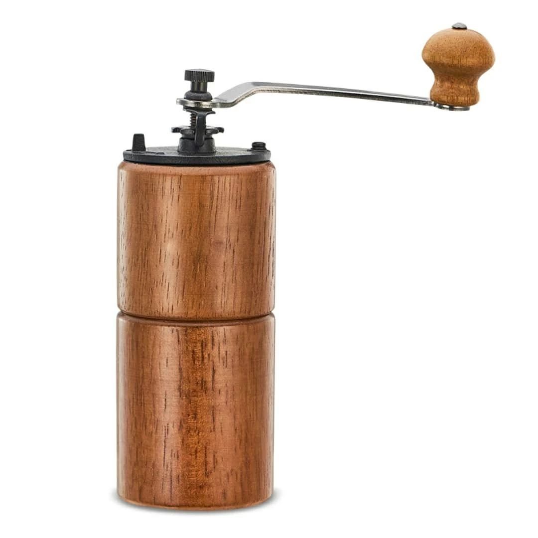 美しい装飾機能：全体の形状はシンプルでゆったりとしており、無垢材と金属パーツの質感が調和しています。実用的なツールであるだけでなく、特別な装飾として、ご家庭や店舗に独特のスタイルを加えます。簡単スピーディーな操作：上部に半円形の豆ホッパーがあり、上部のカバーを開けるだけで簡単にコーヒー豆を投入できます。操作はシンプルで分かりやすく、コーヒー初心者でもすぐに使い始めることができます。昭和レトロ風デザインで美しく、記念日や敬老の日、コーヒー愛好家へのギフトとしても最適です。手動研磨設計により、コーヒー豆の粗さを簡単に調整でき、エスプレッソやハンドドリップに最適です。天然木を使用しているので木の香りや質感があり、環境にも優しい素材です。手動でコーヒー豆を挽くことができ、コーヒー豆の新鮮さを最大限に引き出し、深い味わいのコーヒーを楽しむことができます。挽き目の粗さを簡単に調整できるので、ドリップ、フレンチプレス、エスプレッソなど、様々な抽出方法に合わせて最適な粉の粗さを作ることができます。丈夫な木材と金属部品が使用されており、長期間の使用に耐えることができます。無駄のないシンプルなデザインで、キッチンのインテリアにも馴染みやすく、目立たず使うことができます。品質サービス:1、 当社の製品に問題がある場合は、お気軽にお問い合わせください。2、輸送中に多少の衝撃が加わる可能性がございます。万が一不具合や破損などがございましたら、部品の再送など対応させていただきますので、お気軽にご連絡くださいませ。3、商品が多いため、発送時に説明書をお送りし忘れることがございます。万が一、説明書が届いていない場合や、商品組み立てに関してご不明点がございましたら、お手数ですがご連絡いただけますようお願い申し上げます。電子版の説明書を再送させていただきますので、どうぞご安心ください。お客様にはご理解いただきますようお願い申し上げます。お客様のご支援が、私たちの励みとなっております。