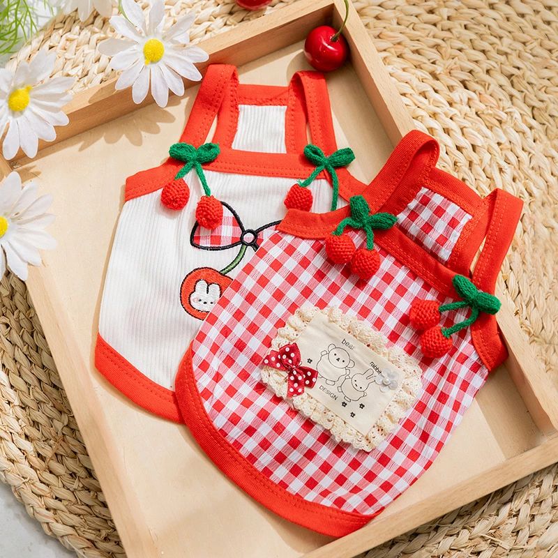 商品特徴🍒 立体的なさくらんぼが可愛すぎる！うさぎさんのガーリーキャミソール パッと目を引く真っ赤なさくらんぼとうさぎさんの刺繍が施された、とびきりキュートなドッグウェアが登場！ 肩にあしらわれた立体的な編みモチーフのさくらんぼが、歩くたびにゆらゆら揺れてワンちゃんの可愛さを引き立てます♪サイズ※胴回りはヌードサイズより余裕のあるサイズをご注文ください。 ※サイズ表をご参考下さい。 ※手作業のため、多少の誤差が生じる場合がございます。サイズ選びのポイント※両足洋服は胸囲を基準に選んでください。 ※繋ぎ洋服は背丈を基準に選んでください。 ※パンツ、スカートなどはウエストを基準に選んでください。 ※絶対条件：必ず愛犬の胴回りを超えるサイズを選んでください。 ※見た目：胴回りを超えた上で着丈に合わせる事が大事です。 ■※よく間違える事：サイズ表を見ず、いつもと同じサイズを買って合わなかったこと。 ■※体重でサイズを選ぶと、骨格の違いにより、よく間違えることがあります。必ずペットの胴囲と背丈をご確認してください。注意事項■商品の撮影には最大限注意を払っておりますが、閲覧時のモニター環境によりましては実際の商品と若干違うお色味に映ることもございます。　 ■画像は参考画像です。写真と実際の商品の色・型が多少異なる場合がございますので、予めご了承下さい。 ■海外輸入商品の為日本製品と異なり、縫製の甘い部分、糸の多少のほつれ、形のゆがみ、色むら等汚れある場合がございます、品質上、着用上に問題はございません。 ■生産・入荷時期により商品規格や洋服デザイン・仕様などで若干サイズが前後いたしますことをご了承くださいませ。 ■商品のサイズ交換のみ対応致します。交換の際に往復送料お客様の御負担となります。ご希望の方必ず事前にお問い合わせフォームでお問合せください。 ■返品の対応は受け付けておりません。あらかじめご了承ください。関連キーワードお洋服 おしゃれ ペット服 ペットグッズ ペット用品 かわいい 小型犬 わんちゃん ワンちゃん 猫服 ネコ カジュアル 軽量 脱着簡単 お散歩 お出かけ お揃い ペットベッド 通気性抜群 涼しい UVカット 贈り物 おくりもの お祝い シーズー ダックス トイプードル 柴犬 チワワ パグ ポメラニアン ヨークシャーテリア マルチーズ ボストンテリア犬 春夏服 夏用 四季通用 丈夫 安全 おすすめお問い合わせ少人数で運営のため、電話対応できない場合がございますので、なるべくお問い合わせフォームからお問い合わせ下さいませ。 『購入履歴→詳細→ショップへ関する問い合わせ』うさぎさんのガーリーキャミソール愛犬ちゃんの胸囲、背丈、ご確認の上ご購入下さいませ