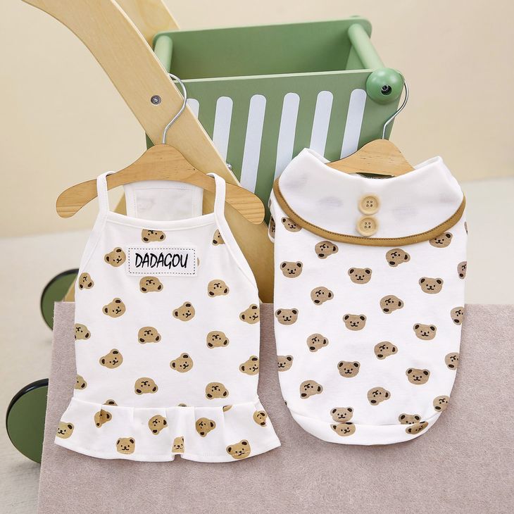 商品紹介愛らしいくまの顔柄が散りばめられた小型犬用の春夏向けタンクトップとシャツのセットです。柔らかく伸縮性のある素材で、わんちゃんの快適な着心地を実現。タンクトップは裾にフリルがあしらわれており、女の子らしいキュートなデザインです。シャツは襟周りがボタン付きでオシャレ感アップ。普段使いはもちろん、お散歩やお出かけにもぴったりです。スペック【サイズ】S：バスト32cm、着丈20cmM：バスト37cm、着丈25cmL：バスト42cm、着丈30cmXL：バスト47cm、着丈35cm2XL：バスト52cm、着丈40cm※測定方法により1〜5cmの誤差がございますのでご了承ください。【カラー】ホワイトベースにベージュのくまの顔柄。ナチュラルでやさしい印象の色合いは男女問わず使いやすく、どんなわんちゃんにも似合います。【素材】伸縮性のある柔らかい生地を使用し、わんちゃんの動きを妨げません。肌に優しく通気性も良いため、春夏シーズンの着用に最適です。【仕様】・タンクトップ：肩ひもタイプで着脱簡単。裾に可愛らしいフリル付き。・シャツ：襟に2つのボタンがアクセント。同じくくま柄が全体に散りばめられています。・いずれも軽くてソフトな着心地。注意事項・輸入時期や製造ロットにより、同じ柄でも色味やサイズに違いが生じる場合がございます。・モニターや撮影環境により、実際の商品の色と若干異なる場合がございます。・海外製品につき、日本製品より縫製が甘い、若干の汚れ等ある場合がございます。・ご注文後、在庫切れや入荷遅延が生じることがございますので、余裕をもってご注文ください。・使用時の破損や事故等につきましては責任を負いかねます。・輸入品の為、輸送の際に生じるキズ・汚れ・箱潰れがある場合がございますが新品です。・サイズ・重量は、多少の誤差が生じる場合がございます。・あくまで画像はイメージですので、商品改良の為パッケージや一部仕様が少し変更になる場合もございます。・お使いのブラウザや設定により、画像と実際の商品との若干の色の違いが生じる場合がございます。・海外製品につき、糸のほつれ・ゆがみ・縫製の甘さ等がございます。 ご理解の上、ご購入をお願いいたします。