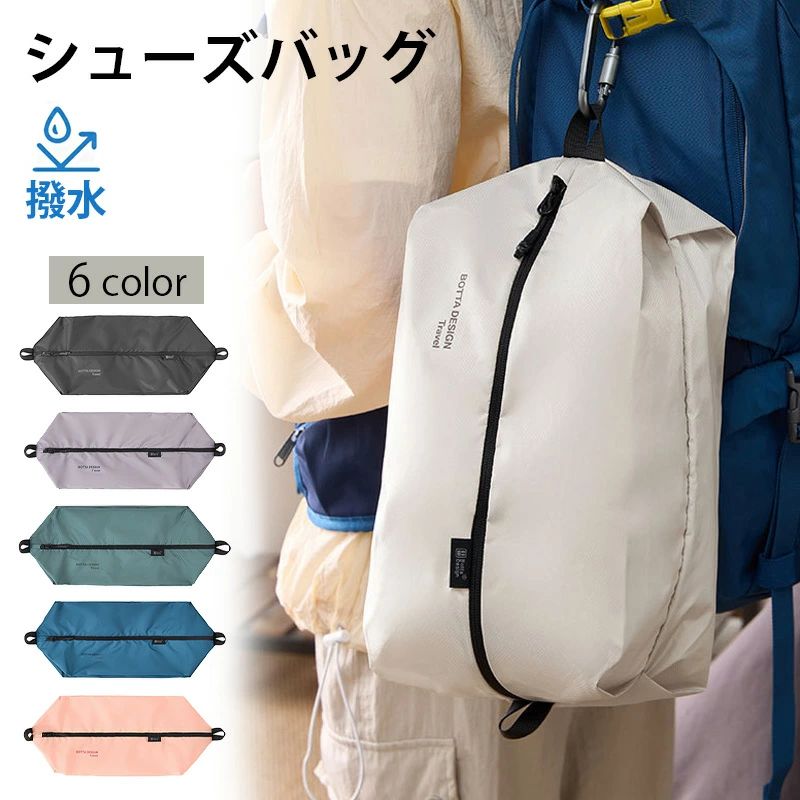 商品規格 【素材】 撥水加工ナイロン 【特徴】 大きなマッチ付き、大きいシューズでも安心！最大30cmのスポーツシューズを入れる。 持ちやすくて耐久性も高い、重たい荷物を入れてもしっかり安定して持てるデザイン、持ち運びに便利！ ★ 素材にこだわり 撥水加工のナイロン生地を使用しているので、多少の雨や汚れに耐えれます。 また、開閉口が大きく開くので、出し入れしやすいのも嬉しいです。 旅行や出張など靴を持ち運びたい時に便利なシューズバッグ、衣類や小物などを収納するのもおすすめです。上履きや体育館シューズ入れにピッタリ♪通園通学の他、習い事でもお使いいただけます。