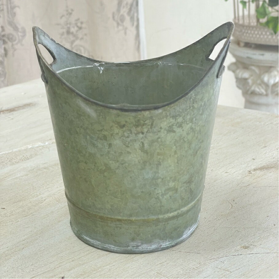 　商品説明サイズ巾14.5×奥行13×高さ15cm穴有・インナー付き&nbsp;材質ブリキ（アンティーク調） &nbsp;中国製ご購入の前に本製品は防水加工を施してございません。水をためてのご使用はできませんのでご注意くださいませ。 本製品...