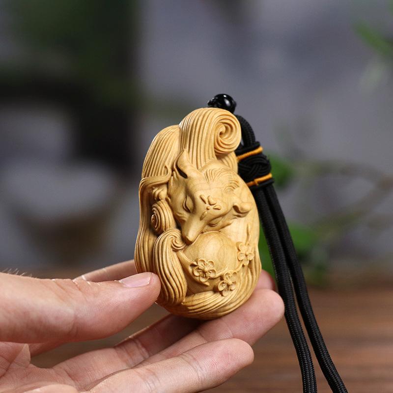 乐天商城 - 黄楊木彫刻 九尾の狐 狐 手持ち彫刻品 掌玩物 木製 吊り下げ飾り 置物 携帯用 お守り 車内飾り カーアクセサリー コレクション 贈り物 プレゼント