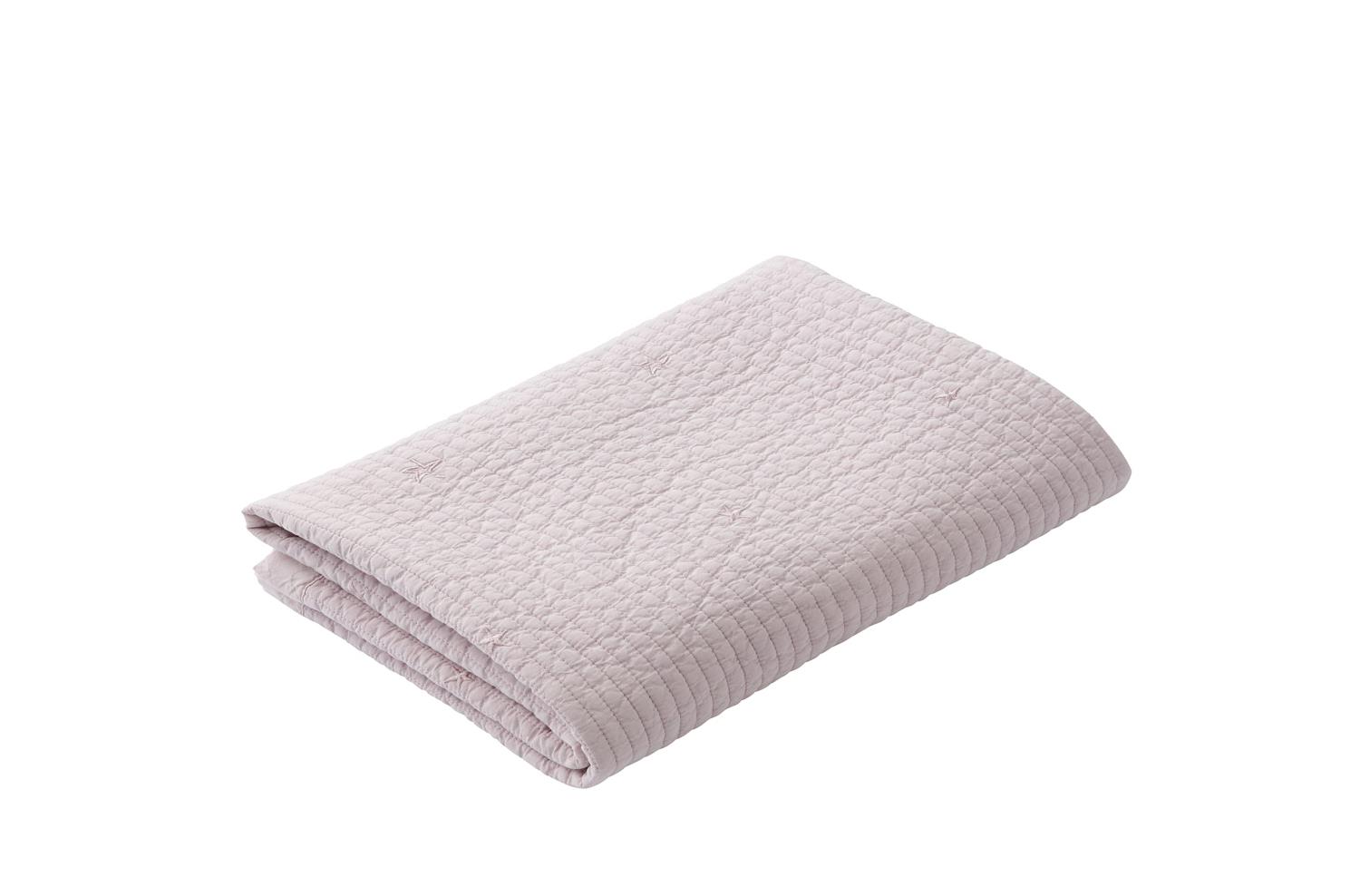 スタイル：シンプル◆商品名：D by DADWAY ディーバイダッドウェイ イブル・キルティングマット M/モーヴピンク NZDB002003021夏はさらっと、冬は暖かく、オールシーズン活躍■抗菌中綿で衛生的 ■多用途に使える プレイマット・お昼寝ケット・ラグ・ソファカバーなど多用途に家族みんなで使えます。 夏はさらっとベタつかず、冬は空気を含んで暖かく、オールシーズン活躍します。 ■ピグメント染めについて 繊維の奥まで浸透させず表面に色をのせ、洗いをかけて表現された染色技術をピグメント染めと呼びます。ピグメント染めならではの柔らかい風合いをお楽しみください。