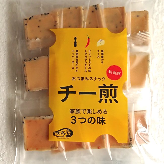 人気のチー煎　3種類の味 一口サイズ 15枚/袋×4　計60枚 お茶請けとして、おつまみとしておススメです。 ◆商品情報◆ チー煎ミックス 原材料名 ●チーズ：小麦粉（国内製造）、植物油脂、ごま、チーズパウダー、デキストリン、食塩/乳化剤、膨張剤、調味料（アミノ酸等）、香料、カロテノイド色素、（一部に小麦、乳成分、ごま、大豆を含む） ●トウガラシチーズ：小麦粉（国内製造）、植物油脂、ごま、チーズパウダー、デキストリン、食塩、唐辛子/乳化剤、膨張剤、調味料、香料、カロテノイド色素、（一部に小麦、乳成分、ごま、大豆を含む） ●ペッパーチーズ：小麦粉（国内製造）、植物油脂、ごま、チーズパウダー、デキストリン、食塩、黒胡椒/乳化剤、膨張剤、調味料（アミノ酸等）、香料、カロテノイド色素、（一部に小麦、乳成分、ごま、大豆を含む） 内容量 チーズ5枚/袋 トウガラシチーズ5枚/袋 ペッパーチーズ5枚/袋 合計15枚/袋×4　　計60枚 賞味期限 製造日より3ヶ月 保存状態 常温。開封後は湿気を受けやすくなりますのでお早めに召し上がり下さい このせんべいは青森の「おせんべいの老舗」大成堂の 昔ながらのレトロな工場で作られています。 ↓↓↓↓↓↓↓↓↓↓↓↓ 20〜40種類の南部せんべいが、作られています。チー煎ミックス15枚入り×4袋　　計60枚 人気のチー煎　3種類の味 一口サイズ お茶請けとして、おつまみとしておススメです。 シェフ桑原の商品は1年を通して季節の挨拶、イベント、シーンなどの 贈物・ギフトとしてお使いいただけます。メッセージカードもお付けできます。 ●御祝い・内祝い・お返し 出産祝い 出産内祝い 結婚祝い 結婚内祝い 新築内祝い 快気祝い 入学祝い 入学内祝い 結納返し 成人祝い 卒業祝い 結婚祝い 出産祝い 誕生祝い 初節句祝い 就職祝い 新築祝い 開店祝い 退職祝い 還暦祝い 古希祝い 喜寿祝い 米寿祝い お礼 御礼 お祝い返し お祝い 香典返し 引き出物 引出物 法事 法要 ●あいさつなどその他の用途・ギフト プレゼント お土産 帰省 手土産 お見舞 ご挨拶 引越しの挨拶 誕生日 バースデー お取り寄せ 開店祝い 開業祝い 記念品 お茶請け 菓子折り 贈答品 挨拶回り 定年退職 転勤 来客 ご来場プレゼント ご成約記念 表彰 粗品 コンペ景品 ホームパーティー 家飲み ●季節のギフト 各種イベント ・1月 お年賀 御年始 正月 成人の日 新年会 仕事初め ・2月 節分 旧正月 バレンタインデー ・3月 ひな祭り ホワイトデー 春分の日 卒業 卒園 送迎会 春休み ・4月 イースター 入学 就職 入社 新生活 新年度 歓迎会 お花見 春の行楽 ・5月 ゴールデンウィーク こどもの日 母の日 mother day アウトドア 運動会 ・6月 父の日 バーベキュー お祭り イベント ・7月 七夕 お中元 暑中見舞 ・8月 七夕 祭り 夏休み 残暑見舞い お盆 帰省 ・9月 敬老の日 シルバーウィーク 遠足 ・10月 孫の日 秋の運動会 学園祭 文化祭 ハロウィン 紅葉狩り ・11月 七五三 勤労感謝の日 ・12月 お歳暮 クリスマス 冬休み 寒中見舞い 大晦日 年越し おせち