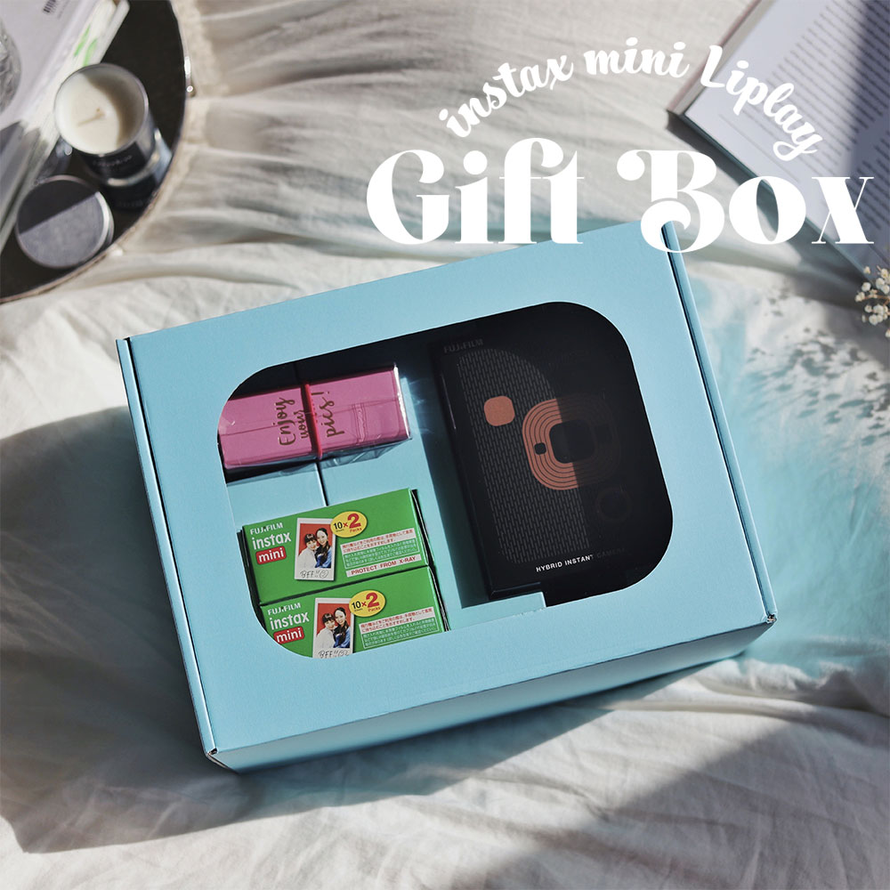 オリジナルギフトBOXセット内容 ● フジフイルム チェキ instax mini LiPlay ● チェキ用フィルム instax mini 40枚 INSTAX MINI JP 2 ● ナカバヤシ デコルーレペン メタリック6色セットDCPN-101-6S　4902205235248 ● フジフィルム 　ミニアルバム カラースプレー　4547410371970 instax mini LiPlay チェキ リプレイ 4547410413250　エレガントブラック 4547410413212　ストーンホワイト 4547410413298　ブラッシュゴールド チェキ instax mini LiPlay 新時代チェキ　インスタックス ミニ リプレイ カメラ＆スマートフォンプリンター「チェキinstax mini LiPlay」 シリーズ史上最少・最軽量。 スマホの画像もプリントできるから、持ち歩いていつでもどこでも楽しめる。 伝えたいメッセージなどの音声をQRコードにして撮影画像と一緒にプリントできる「サウンド機能」も搭載。 発売日：2019年6月21日 記録メディア：内蔵メモリー、microSD/microSDHCメモリーカード（別売） 記録枚数：内蔵メモリー：約45枚 microSD/microSDHCメモリーカード：1GBあたり約850枚（音無しの場合） 撮影可能距離：10cm〜∞ フラッシュ：オート/強制発光/発光禁止 撮影可能範囲：約50cm〜1.5m 使用フィルム：富士フイルム インスタントフィルム instax mini（別売） プリント可能画像フォーマット カメラ内蔵メモリー及びmicroSD/microSDHCカードからの場合：本機で撮影したJPEG画像 スマートフォンからの場合：JPEG、PNG、HEIF プリント出力時間：約12秒 外部インターフェース：マイクロUSB Micro-B（充電専用） バッテリー：リチウムイオン電池（内蔵型：取り外し不可） 充電機能：内蔵 プリント可能枚数：約100枚（フル充電から） * 注意：使用条件により、プリント枚数は異なります。 充電時間：約2〜3時間 * 気温によって異なります。 本体外形寸法：82.5mm×122.9mm×36.7mm（突起部除く） 重量：約255g（フィルムパック、記録メディア含まず） 誕生日プレゼント クリスマスプレゼント 結婚式　ブライダル 収納・整理品の管理　レシピ　成長記録　母の日 父の日 敬老の日 就職祝い 退職祝い 進学祝い 卒業祝い バレンタイン ホワイトデー