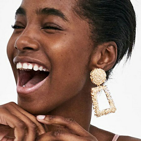 楽天パーティードレスチェリッシュ大ぶり トラぺーズ ピアス （ゴールドメタル・シルバーメタル）【結婚式 パーティー　披露宴　フォーマル　お呼ばれ　二次会　謝恩会　演奏会　発表会　ドレス　ボレロ 衣装】【ネックレス　パーティーアクセサリー】【メール便送料無料】