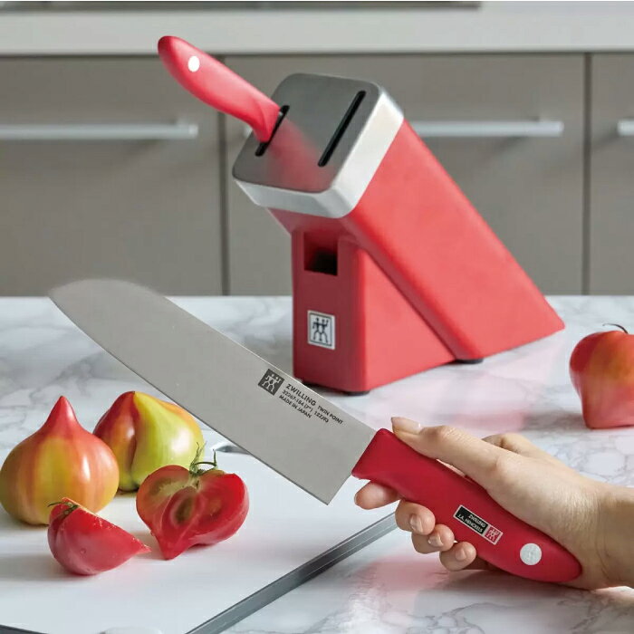 調理器具 はこちら！ 食器・グラスはこちら！ キッチン家電はこちら！ 商品名 zwilling ポイント ナイフブロック 3点 セット 名称 ツヴィリング 包丁ナイフブロックセット 材質 【包丁】ブレード：フリオデュア特殊ハイカーボンステンレス鋼 ハンドル：ポリプロピレン樹脂 【ナイフブロック】本体：木材（アッシュ材）、キャップ：ステンレススチール、研ぎ部：セラミック 刃渡り 18cm×1、13cm×1 冷硬処理 フリオデュア 製造国 包丁：日本、ナイフブロック：中国 注意 不良対応はお届け日より10日間のみ受付ます。 コメント ・刃には高品質なステンレス鋼を採用。 ・丈夫で切れ味が持続する独自の熱処理「フリオデュア」 ・持ちやすく疲れにくいハンドル ・ツヴィリング関工場製 ツヴィリング独自の熱処理を施したシャープなブレード どなたの手にも馴染みやすく、軽量で握りやすい樹脂製のハンドル 小回りのきくペティナイフと大きなものを切る際に便利な三徳包丁のお得な2本セット ・ナイフブロックは セルフシャープニングブロックで包丁を楽々メンテナンス 毎日の抜き差しだけで、包丁の切れ味が長持ちします。