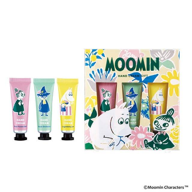 GPP■　ムーミンムーミン谷の仲間たちと花々の大きなイラストがかわいい贈り物。持ち運びにちょうどいい、小さめサイズのハンドクリームを3本セットにしました。ギフトはもちろん、自分用に気分で香りを選んだりシェアするのもおすすめです。シアバター・ハチミツエキス（ともに保湿成分）配合でしっとりなめらか肌に。 セット内容 ハンドクリーム15mL 3個（野ばらの庭、しらかばの森、こけもものジャム 各1個） サイズ 外装：W135×D25×H150mm