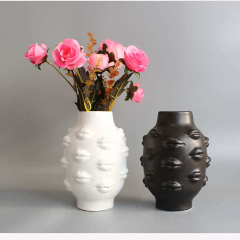 メイン素材：セラミック（植物は含まれません）【商品名】：花瓶 ■材質：セラミック・陶器。「完璧な雰囲気」シンプルなデザインなので、お部屋の雰囲気を選ばず、使いやすいフォルムです。どんなインテリアにも馴染みやすいです。 こちらの商品は注文後の7日~10日で届けます。祝日になると出荷時間が少し遅くなります。「おしゃれ」エレガントな外形で、この花器はお花を引き立てます。シンプルな装飾として、ドライフラワー、造花、緑の植物、生花と一緒に使用して、創造性を解き放つさまざまな方法で使用できます、どこに置いても美しい風景になります。「素晴らしいギフト」お友達や家族へのプレゼントとしてもどうぞ。 誕生日、記念日、クリスマス、感謝祭、結婚式、新築祝い、教師祭、卒業祝い、母の日、父の日などの理想的なギフトです。「お部屋に飾って素敵なインテリアに」窓辺、玄関、寝室、書斎、リビング、ダイニング、食卓、テーブル、棚の上などさまざまな場所にお好みの花を飾りましょう。ご自宅用にはもちろん、お花とセットでお誕生日・お祝いのギフトにするのもおすすめです。「花のある暮らし」を愉しむ。お部屋に自然な癒しを与える、デザイン性の高い花瓶で自然と明るい気持ちに。 ■【商品名】 ：花瓶（植物は含まれません） ■【安定感があり】 花瓶自体に重量があるので造花を活けても、お水を入れて生花を活けても安定感があり安心です。 厚みのある底面が、花全体をバランスよく支えてくれます。 ■【インテリアにも馴染みやすい】 家の家具の装飾工芸品、花の装飾、リビングルーム、ダイニングテーブル、キャビネット、ワインキャビネット、研究、テレビキャビネット、ドレッシングテーブルなどのスペースに適しています。 どんなインテリアにも馴染みやすい花器です。オフィスのカウンターやリビング、ダイニング、お店、洗面台、ホテルを問わず、造花、生花を花瓶で引き立てれば華やかに演出します。 ■【どんなお花材も違和感なく飾れる】 季節を選ばず一年中使えるのが嬉しいです。 セラミックは花の色を引き立てるので、季節に関係なく置いておけるのもポイント。 ■【特別な贈り物】 ファッションでシンプルなデザイン、滑りにくく持ちやすいです。いろんな雰囲気に合わせます。結婚/新築/昇進/周年記念など特別な日のために、大切な人に言いたいことをフラワーベースに書きましょう。 ■【ご注意】： 1.商品の写真は現物で撮影されていますが、撮影技術、光、表示パラメーターなどの影響により、実際の色と写真が異なる場合があります。実際の商品を参照してください。 2.すべての製品は手動で測定され、誤差があります。実際の製品を参照してください。 3.ハンドメイドのため、多少の不具合は当たり前ですが、ご容赦ください。 もしお客様が後で商品を返品する必要がある場合、バイヤーは返品送料を負担する必要があることにご注意ください。 ■キーワード： 花瓶 大きい おしゃれ シンプル 花瓶 硝子 北欧 高い 花瓶 水耕栽培 花器 和風 わびさび フラワーベース クリア 生け花 造花 華道 洋風 和洋折衷 花びん 一輪挿し 広口 円型 北欧風 韓国 特大 大きめ 北欧雑貨 インテリア かびん 丸型 ミニ 小さい 上品 高級 ピッチャー 卓上花瓶 水栽培 オフィス 安定感 割れない 枝物用 木綿 オシャレ ミニ花瓶 ワイヤー アンティーク 小さめ 置物 装飾品 雰囲気転換砂時計輸入 砂絵 壁掛け 砂絵 絵画 砂絵 額 砂鉄 砂鉄 砂時計 砂鉄砂時計 磁石 アート 社長室 時計 神棚 狛犬 神棚 狛犬 白 神棚 獅子 神殿 アクアリウム 神殿 水槽 神社 グッズ 可愛い 動物 スマホスタンド 折り畳み 可愛い スマホスタンド 木製 スマホスタンド 猫 卓上 スマホスタンド陶器 スマホ立て 可愛い スマホ置くスタンド セイウチ フィギュア セラミック フィギュア 宝石箱 オーナメント 寝室 照明 ソーラー 小さい置物 小人 置物 小人 置物 ガーデニング 小型地球儀 小物入れ オブジェ 小皿 ガラス 小皿付き箸置き 屋外 オブジェ 屏風 屏風 水槽 テラコッタ 鉢 テラリウム テラリウム カエル フィギュア ミニ テラリウム ガラス テラリウム キット テラリウム フィギュア テラリウム ミニチュア テーブル キャラクター デコレ 置物 シンブル ベーシック カジュアル 西海岸 マリン 夏 和 クラシック ナチュラル エレカント 湿度 寝具 DIY 日用品 文房具 手芸 キッチン用品 食器 調理器具 竹 鉄 トイプードル 蓮 ハワイ 可愛いティッシュケース韓国 可愛いミニフィギュア 可愛い木製、兎の置物 可愛い砂時計 和鉢 和風 庭 置物 ミニチュア 唐獅子 置物 唐辛子 鉢植え 噴水 ガーデニング 噴水鉢 回る 地球儀 白ウサギお皿 白猫ガーデニング 白虎 白蛇 置物 白鳥 オブジェ 白鳥 陶器 白鹿 置物 皿を捧げる 盆景 目覚まし アナログ グレー 目覚まし時計 ハワイアン 目覚まし時計 ピンク 静音 プラモデル 海賊船 プラモデル 船 プランター インテリア ピンク プランター 置物 箱庭 プランター飾り石 プリン 時計 ベランダ 容器 ベントレー ミニカー ペンスタンド ポケット付き ピィアース ビーグル ピエロの置物 ピラミッドの模型 ピンク フィギュア ピンク 地球儀 フィギュア フィギュア カートゥーン フィギュア 大型 フィギュア 蛙 フェアリー 陶器 フクロウ ソーラーライト ガーデニング雑貨 ミニチュア ガーデニング雑貨 動物 ガーデニング雑貨 屋外 ガーデニング雑貨 激安 ガーデニング雑貨アンティーク ガーデニング雑貨ブリキウサギ ガーデニング飾り クラフト模型 地球儀 クリエイティブクリスタル テーブルランプ クリスタルオブジェ パンダ クリスタルパンダ クリスマス 飾り 屋外 クリップスタンド 可愛い クリップボード グッズ 可愛い サンドピクチャー 大型 サンドピクチャー 宇宙 サンドピクチャー 白 サンドピクチャー 青 サーフィン オブジェ サーフィン 置物 シマエナガ シマエナガ グッズ シマエナガ オシャレ ブルー 世界地図 小さい 世界地図 英語表記 中国 お香 中国 香炉 中指 タコ 置物 中指たこ置物 亀 プラモデル 亀 レペット 亀 時計 亀 置物 二重振り子 人気のアメリカンインテリア 木彫り兎 木船 木製 うさぎ 木製クラシックカー 置物 木製スマホ入れ 末武サンプル 本棚 アンティーク 木製 机 アイデア 机 メッセージ 林檎 シール 林檎 陶器 果物 オブジェ 枯山水 灯台雑貨 灰皿 おしゃれ 灰皿 外 照明オブジェクト 熱帯魚 グッピー 熱帯魚 ネオンテトラ 熱帯魚+ネオンテトラ 牛 オブジェ 牛 オーナメント おしゃれ 牛 雑貨 牛丼 食品サンプル 犬 クロックタワー像 ガラス グリーン オブジェ グローバ 地球儀 ケーキ 飾り きつね ケーキスタンド アンティーク ケーキトッパー ハート オシャレ ケーラー 花瓶 コアラ ガラス 置物 おしゃれ 北欧 マグカップ ひよこ マグカップ 写真 マグカップ 恐竜 マグカップ 韓国 マグネット 猫 マグネット 花瓶 マグネット 造花 マグネットケーキ マスコット ままごと マスコット スマホスタンド 動物 スマホスタンド 北欧 スマホスタンド 卓上 おもしろ スマホスタンド 卓上 かわいい スマホスタンド 卓上 イエロー スマホスタンド 卓上 動物 スマホスタンド 卓上 宇宙飛行士 食品サンプル屋 食器スタンド うさぎ 飴細工 飾り物 置物 花 仏壇 飾り置き物 香水 収納 香炉 香炉 おしゃれ 香炉 おしゃれ カエル 香炉 りんご 香炉 下流 香炉 仏具 香炉 大型 香炉 開運 ペーパーウェイト 開運 絵 防水 時計 北欧 陶器 たぬき 陶器 花入れ 陶器アンティーク人形 陶器犬置物 陶器置き物 陶器花置物 雑貨 おしゃれ 小学生 雑貨 おもしろ 雑貨 ガーデン フィギュア ジンベエザメ 置物 スチームパンク インテリア スチームパンク オブジェ 卓上 スチームパンク 置物 スチームパンク 雑貨 ストームグラス スニーカー 置物 スプーンレスト バイク 置物 バイク 置物 雑貨 バスケットポット かわいい バナナ 置物 バナナの置物 バニー フィギュア バリ 雑貨 バルーンドッグ バルーンドッグ 木製 パグ 置物 パンダ グッズ パンダ 貯金箱 かわいい 犬 貯金箱 ふくろう 貯金箱 アニマル 貯金箱 イエロー 貯金箱 シロクマ 貯金箱 セクシー 貯金箱 ピンク 貯金箱 ロボット 貯金箱 動物 木 貯金箱 大きい 貯金箱 大きな 猫 メモスタンド 陶器 メルヘン 時計 グッズ グッズ モダン 砂時計 5 モダン 置物 ユニーク 置物 ユニーク 面白い食器 ヨガ ドラゴン 置物 ヨガ ポーズ 木彫り ヨガ ポーズオブジェ おもしろ花瓶 お供え 食品サンプル お地蔵さん 置物 お坊さん お守り シーサー お庭のオブジェ お洒落 置物 黒 お猿 置物 お盆 お盆 蓮 お盆用品 蓮花 お盆飾り お賽銭 貯金箱 メダカ用品 メダカ飼育グッズ メモ 箱 メモスタンド メモスタンド キャラクター メモ置き モアイ グッズ モアイ像 モアイ像 スタンド モダン 砂時計 モノトーン オブジェ モノトーン 置物 貯金箱 茶トラ 貯金箱 透明 動物 貯金箱おもしろい 賽銭箱 賽銭箱 インテリア 賽銭箱 大 賽銭箱 屋外 賽銭箱 貯金箱 賽銭箱型貯金箱 赤 置物 オシャレ 赤べこ 置物 車 インテリア 可愛い フォークレスト 箸置き スマホおき かわいい スマホスタンド おもしろ スマホスタンド かわいい 動物 スマホスタンド アニマル スマホスタンド キャラクター スマホスタンド クリスタル フィギュア バルーンドッグ バードバス 屋外 パンダ グッズ パンダ 植木鉢 パンダ 箸置き パンダ 雑貨 パンダの置物 パープル 置き物 ビッグオブジェ ビーグルの雑貨 ピアス ピィアース 雑貨 ステーショナリー ゴリラ インテリア スピリチュアル 贈り物 スマフォスタンド スマホ スタンド 動物 スマホ 飾り スマホスタンド スマホスタンド 2台用 スマホスタンド 大理石 デスク周り おしゃれ 癒し デスク置き物入れ トイオブジェ トイオブジェ 木製 トイプードル ガーデニング トイプードル 庭 トイプードル 木製 絵 トイプードル 置物 トイプードル エッグスタンド うさぎ 白 エッグスタンド 北欧 エンジェル オブジェ エンジェル ガーデニング エンジン オブジェ エンジン ミニチュア エンジンディスプレイ エンゼルフィッシュ 鳥ガラス置物 鳥フィギュア 鳥居 フィギュア 鳥居 ミニチュア 鳥居 模型 鳥居 置物 鹿 小物 鹿 小物入れ 鹿 雑貨 鹿の角 オブジェ 鹿花瓶 麒麟 動物 麒麟 置物 麒麟の置物 黒と金の置物 スマホスタンド木製 スマホホルダー スマホホルダー 宇宙 スマホ置き 動物 スマホ飾り ソーラー うさぎ ソーラー ガーデニングライト ソーラー キャラクター ソーラー 噴水 かわいい ソーラー ミニチュア 茶道具 ミニチュア 雑貨 ミニチュア 食べ物 ミニチュア 食品サンプル ミニチュア+クロック ミニチュアエンジン ミニチュアエンジン動く ミニチュアガラス細工 ミニチュアガーデン ランプ アロワナ アンティーク オブジェ 手 アンティーク 動物 小物入れ アンティーク 砂 アンティーク雑貨オブジェ アートフラワー 陶器 花瓶 イエロー クリア テーブル イギリス 禅服 福助 置物 筆筒 箱庭 枯山水 箱形 玩具 箸 箸置き セット 猫 箸ケース ねこ 箸置き おしゃれ 動物 箸置き おもしろ 箸置き ダック 箸置き パンダ 箸置き ミッフィー 箸置き セラミック ヨガ 蛙 ライオン インテリア ラブラドール ラブラドール 置物 リス 置物 ガーデニング リビング オブジェ リンゴ イヤリング リンゴ オブジェ リンゴ 文鎮 リンゴのオブジェ 食べ物 ミニチュア テラリウム ミニチュア トイレ 時計 ミニチュア フィギュア テラリウム ミニチュア 庭園 ミニチュア 弁当 ミニチュア 敷物 ミニチュア 日本庭園 ミニチュア 枯山水 動物 メモクリップ 北欧 インテリア 家具 北欧 ガーデニング雑貨 北欧 貯金箱 北欧風サンドピクチャー 卓上カレンダー 卓上メモインテリア 卓上地図 卓上時計 可愛い 古城 可愛い こけし