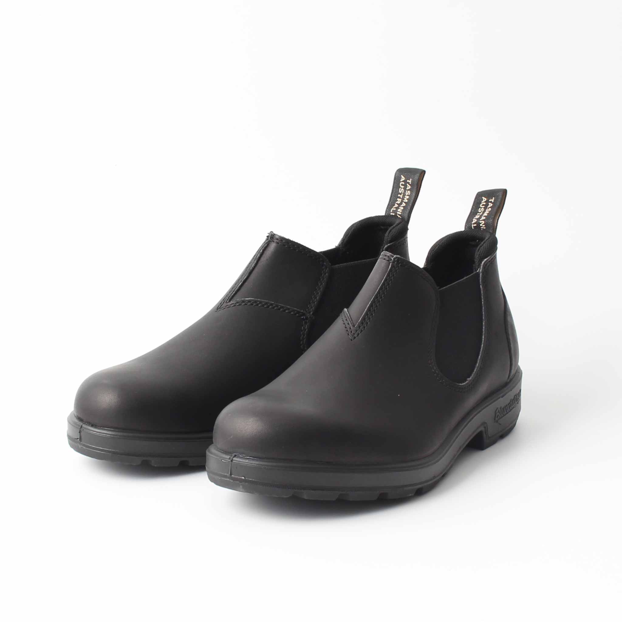 ブランドBLUNDSTONEはこちら1870年にオーストラリア・タスマニアで創業された老舗ブーツブランド。ブランドを代表するサイドゴアブーツは、頑丈さと履き心地の良さから幅広い層に支持されています。第二次世界大戦では軍用ブーツを供給し、その経験をもとに高品質なワークブーツを展開。現在では50カ国以上で展開され、150年以上の歴史を誇ります。スタイルメンズ サイドゴアブーツ商品説明【ORIGINALS LOW CUT】ローカットタイプのサイドゴアブーツ。ブランドストーンの定番モデル「ORIGINALS」の機能性をそのままに、着脱しやすいスリッポン感覚で履けるデザインが特徴です。アッパーにはスムースレザーを使用し、アウトソールはTPU製で、耐久性と快適な履き心地を実現しています。カラーブラック素材LEATHER（レザー） ソール：TPUサイズ（約）UK 7（25.5 - 26cm）UK 8（26.5cm）UK 9（27 - 27.5cm）＞ サイズガイドはこちら ※本製品は天然皮革を使用しております。そのため、表面に細かいキズやシワなどに見える箇所がございますが、これは不良ではなく天然素材によるもので、品質には全く問題ございません。革本来の風合いをお楽しみください。 ※入荷時期により、仕様が異なる場合がございます。予めご了承ください。※ディスプレイ環境の違いにより、多少色味が写真と異なる場合がありますのでご了承ください。※サイズの若干の誤差はご了承ください。※稀に商品の保存箱・袋に破損（折れ、へこみ、破れ、汚れ等）などが見られる場合がございますが、初期不良対象外とさせて頂きます。コチラを理由とした返品交換・キャンセル等はお受けしておりませんので、予めご了承ください。